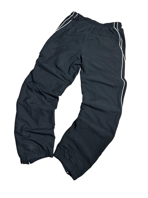 Vintage Nike Trainingshose Schwarz – Weißes Streifendetail | Größe S (Passt M) – Detailansicht
