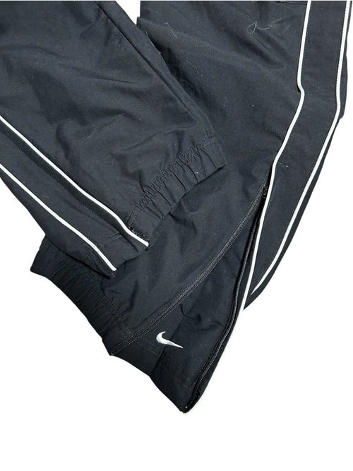 Vintage Nike Trainingshose Schwarz – Weißes Streifendetail | Größe S (Passt M) – Rückansicht