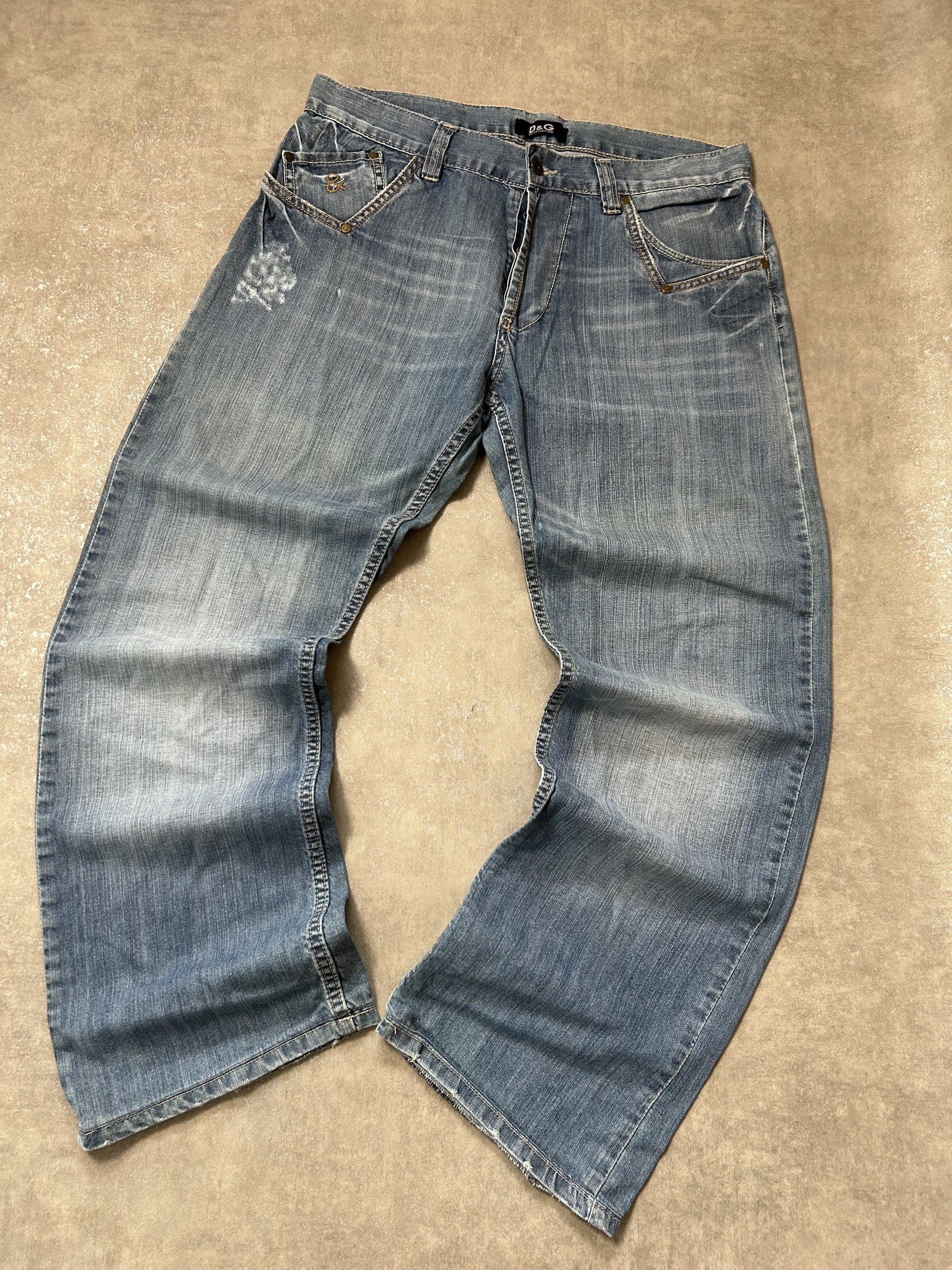 Vintage D&G Dolce & Gabbana Herren Baggy-Straight Jeans – Light Blue Brutal Vintage Wash Paint-Splatter W33 | Moda de Clase