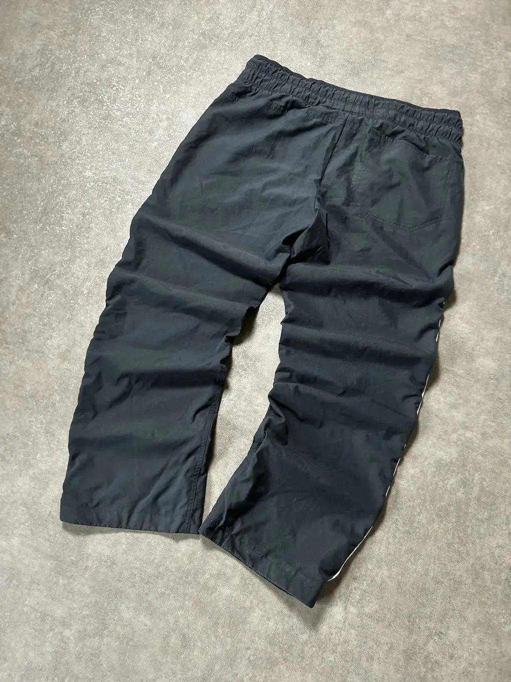 Vintage Nike Trackpants Grau Weiß Paspel – L – Detailansicht