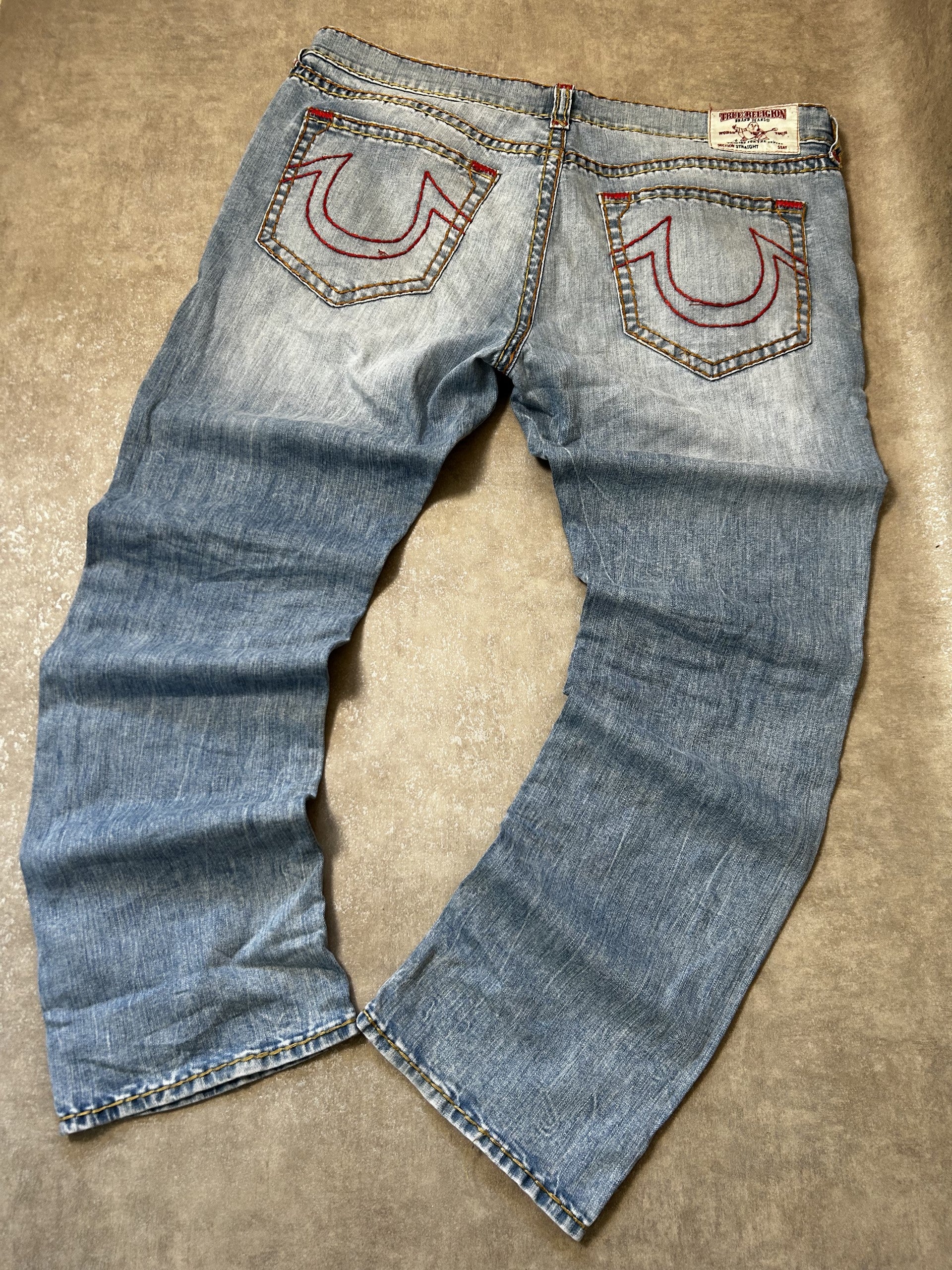Vintage True Religion Herren Straight Fit Jeans – Light Blue Vintage Wash Rotes Hufeisen-Stitch W42 | Moda de Clase