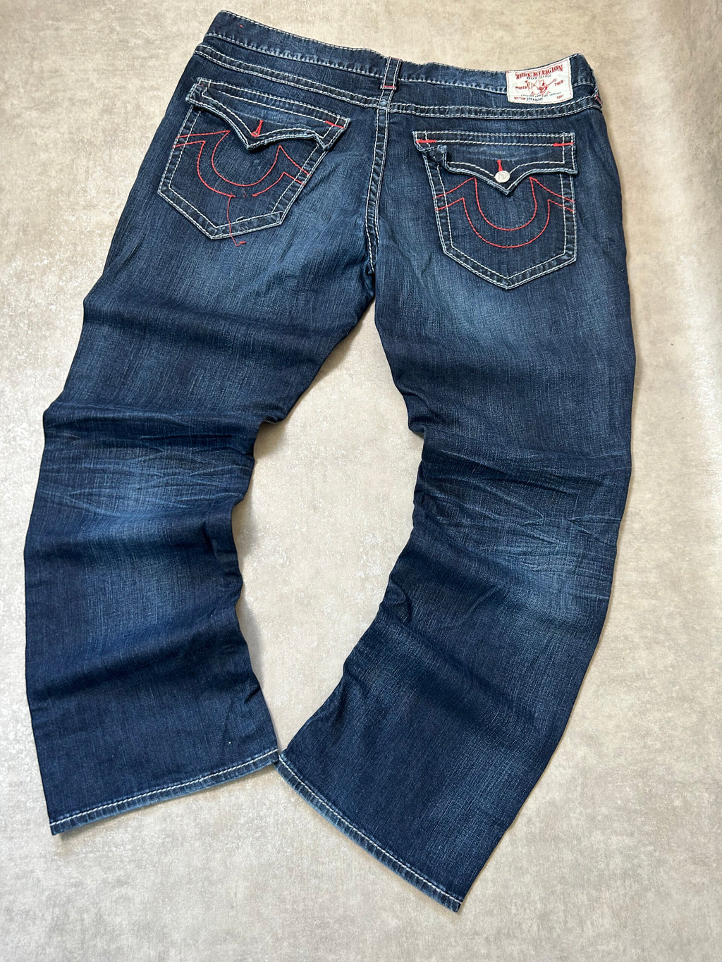 Vintage True Religion Herren Straight Fit Jeans – Dark Indigo Brutal Wash Rotes Hufeisen-Stitch W44 | Moda de Clase