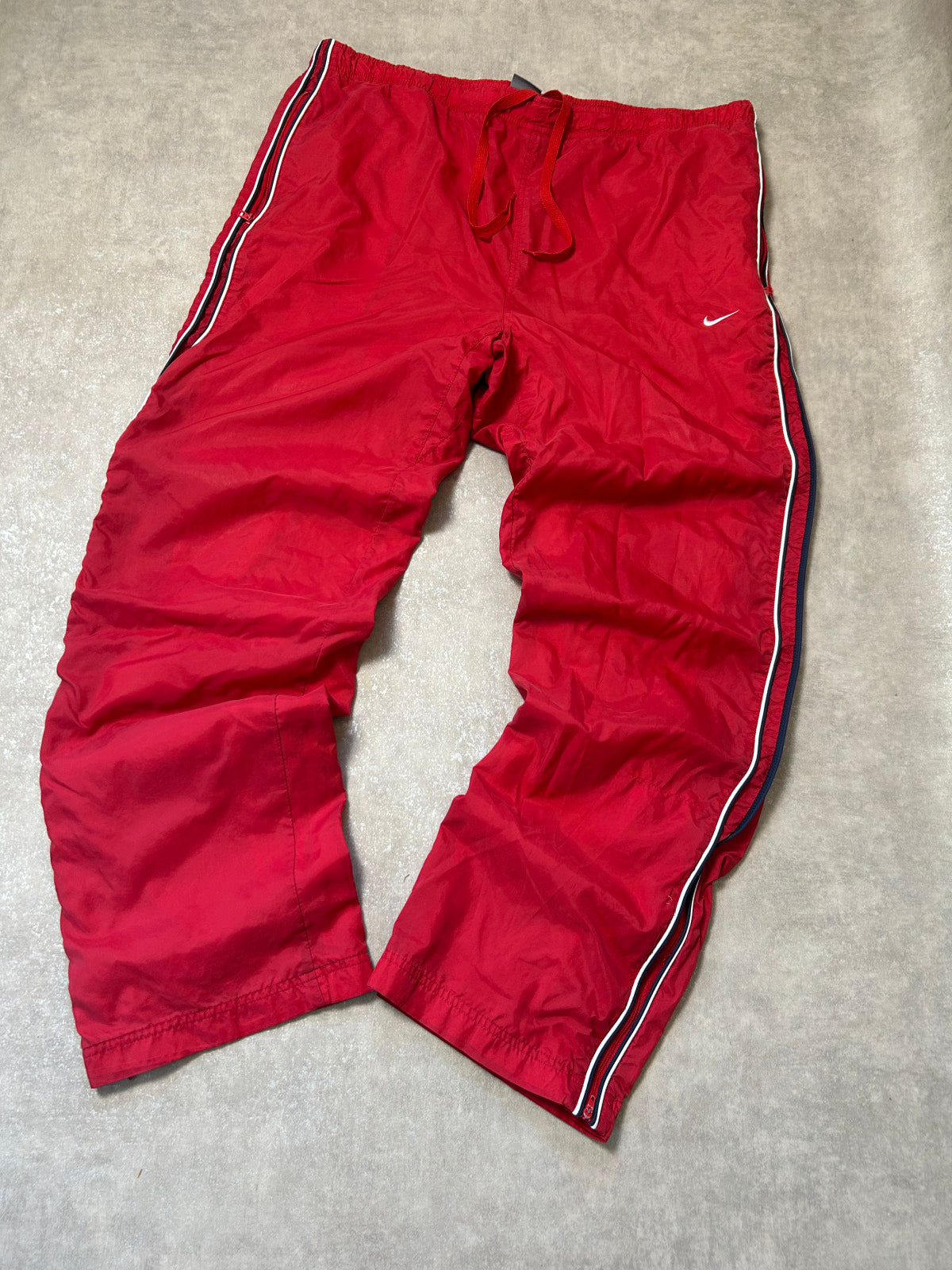 Vintage Nike Trackpants – Satt-Rot Schwarz-Weiß Doppelstreifen Straight-Baggy Gr. XL Y2K | Moda de Clase