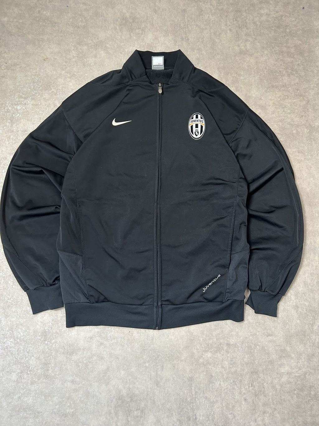 Vintage Nike x Juventus FC Trainingsjacke – All-Black Juventus Wappen Swoosh Gr. M (Oversized Look) | Moda de Clase