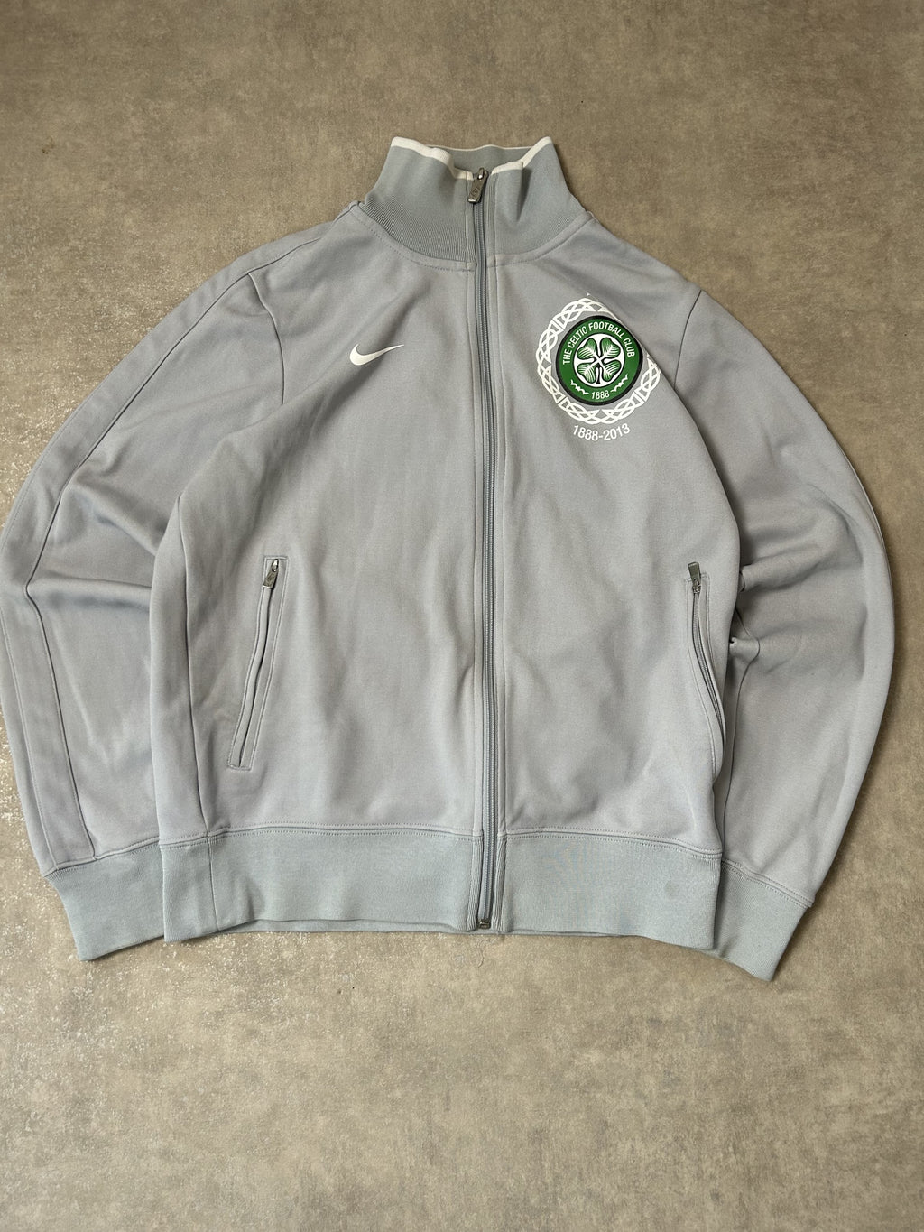 Vintage Nike x Celtic FC 125th Anniversary Trainingsjacke – Cool Grey 1888-2013 Jubiläum Celtic Backprint Gr. M | Moda de Clase