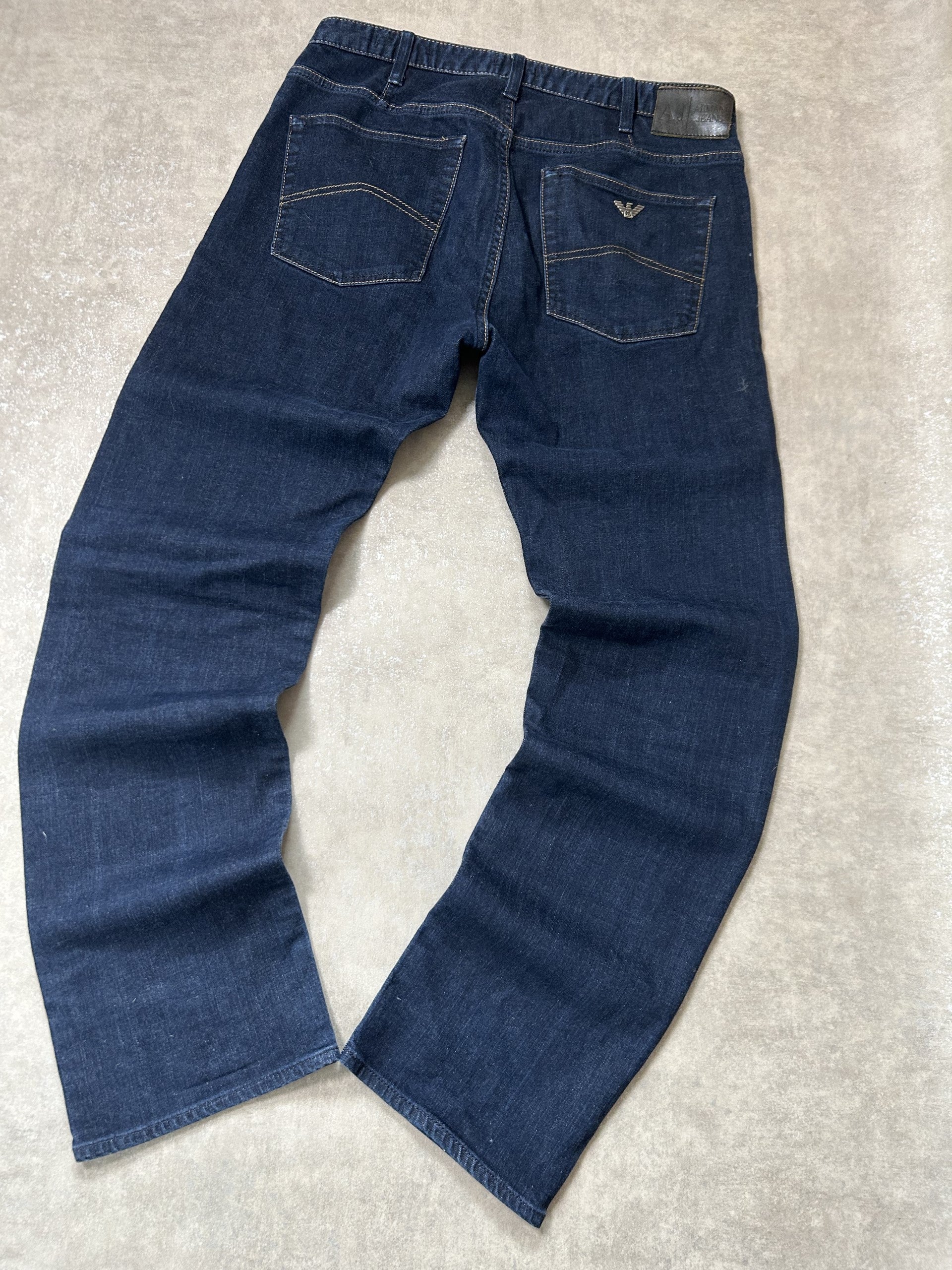 Vintage Armani Jeans Herren Straight Fit Jeans – Dark Navy Indigo Silberner EA Adler W32 | Moda de Clase