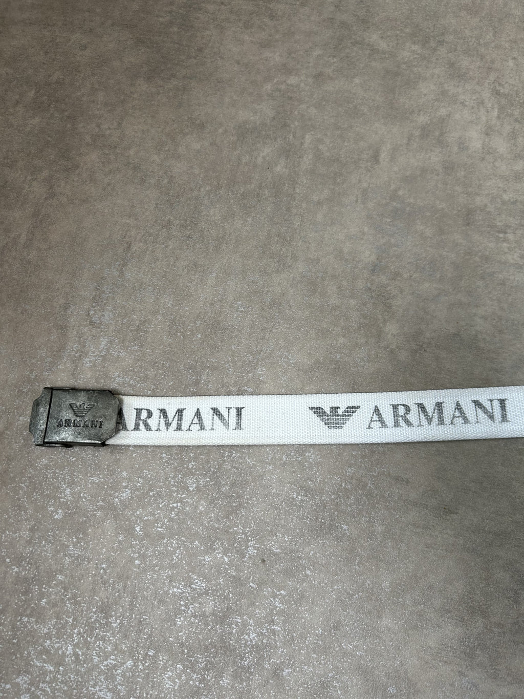 Vintage Emporio Armani Stoffgürtel – Weiß Allover-Logo Metall-Klemmschnalle 110 cm | Moda de Clase