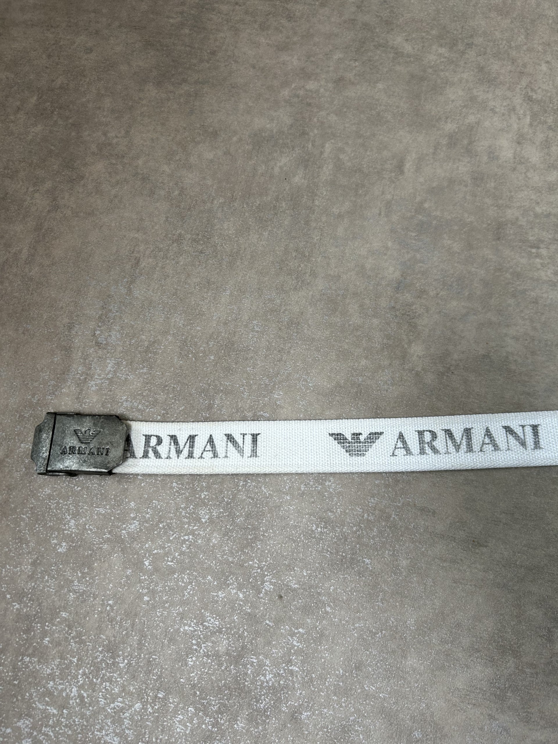 Vintage Emporio Armani Stoffgürtel – Weiß Allover-Logo Metall-Klemmschnalle 110 cm | Moda de Clase