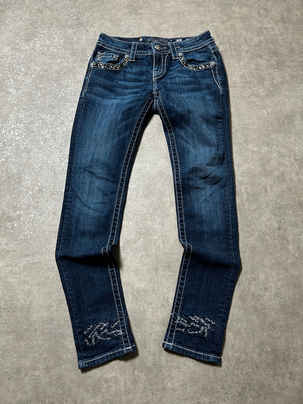Vintage Miss Me Damen-Jeans Skinny Fit Mid Waist Y2K – Dunkelblau Größe 26 – Detailansicht