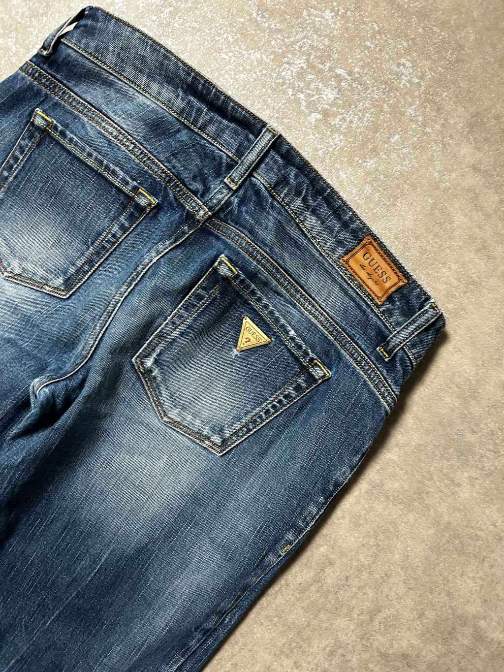 Vintage Guess Damen-Jeans Bootcut Low Waist Golden Logo – Dunkelblau – Rückansicht