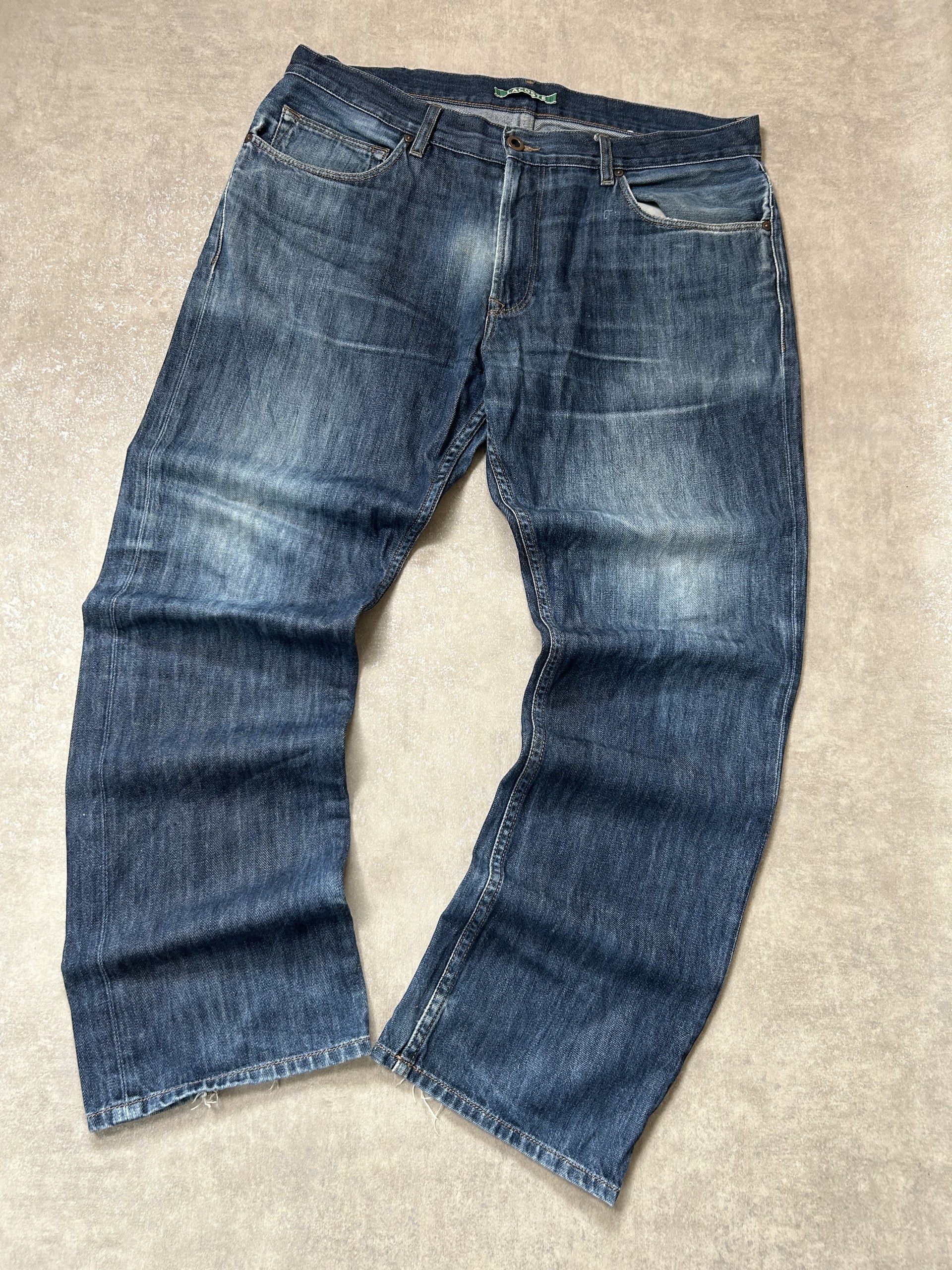 Vintage Lacoste Herren Straight-Baggy Fit Jeans – Medium Blue Vintage Wash Schwarzes Leder-Patch W36 | Moda de Clase