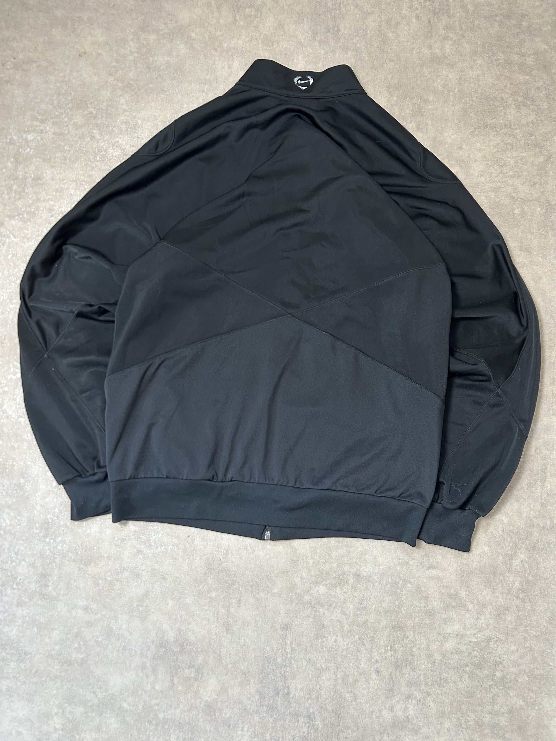Vintage Nike x Juventus FC Trainingsjacke – All-Black Juventus Wappen Swoosh Gr. M (Oversized Look) | Moda de Clase