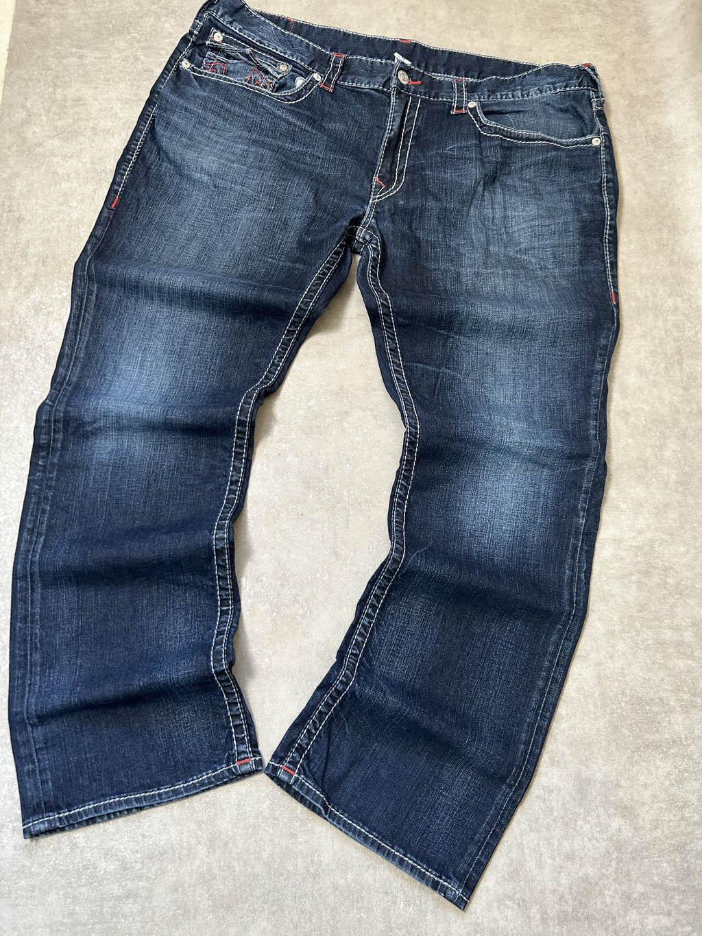Vintage True Religion Herren Straight Fit Jeans – Dark Indigo Brutal Wash Rotes Hufeisen-Stitch W44 | Moda de Clase