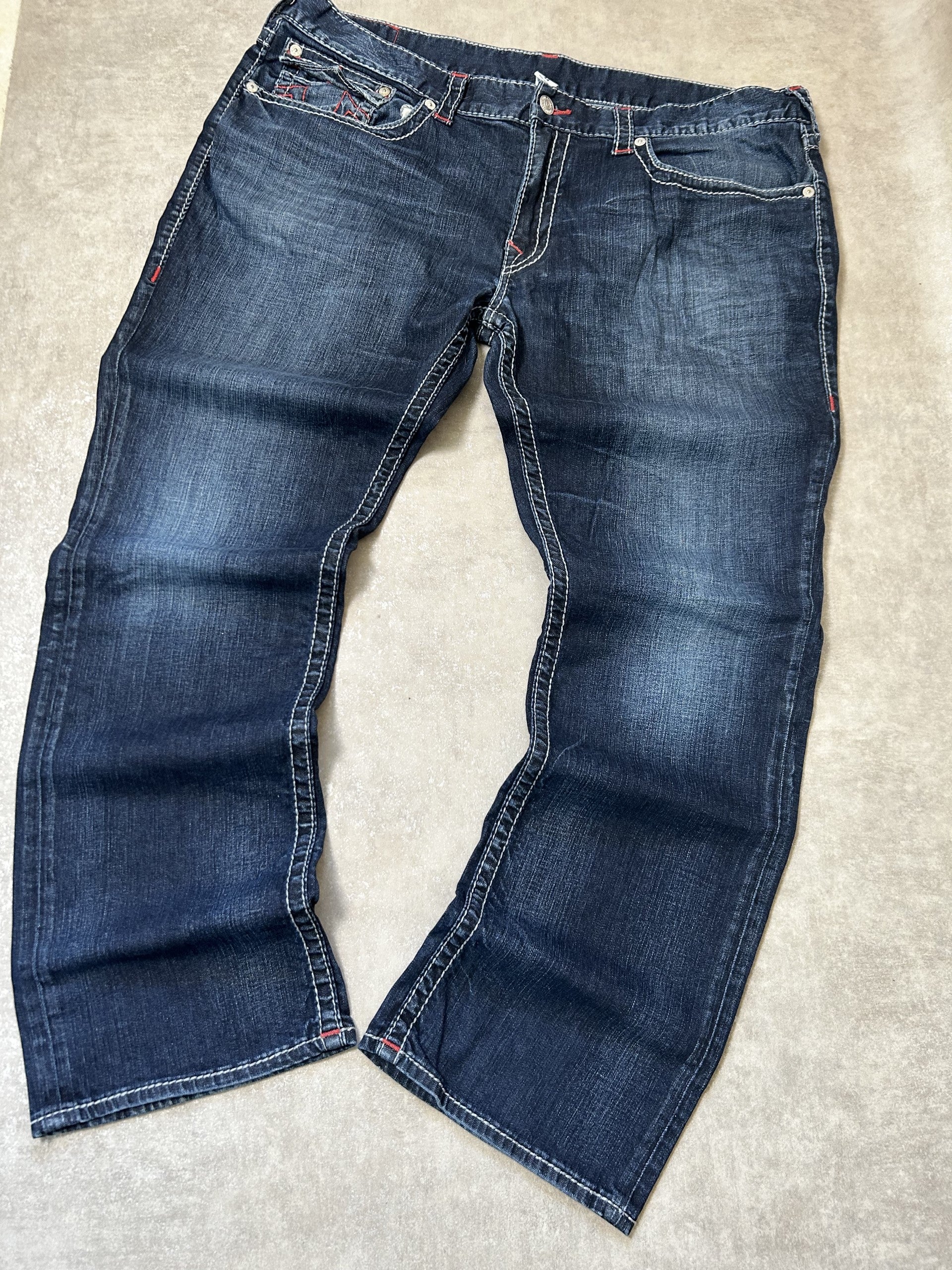 Vintage True Religion Herren Straight Fit Jeans – Dark Indigo Brutal Wash Rotes Hufeisen-Stitch W44 | Moda de Clase