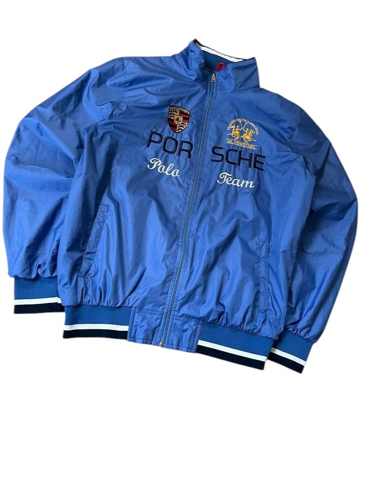 La Martina x Porsche Polo Team Windbreaker Royal Blue Vorderseite gesticktes Wappen Schriftzug