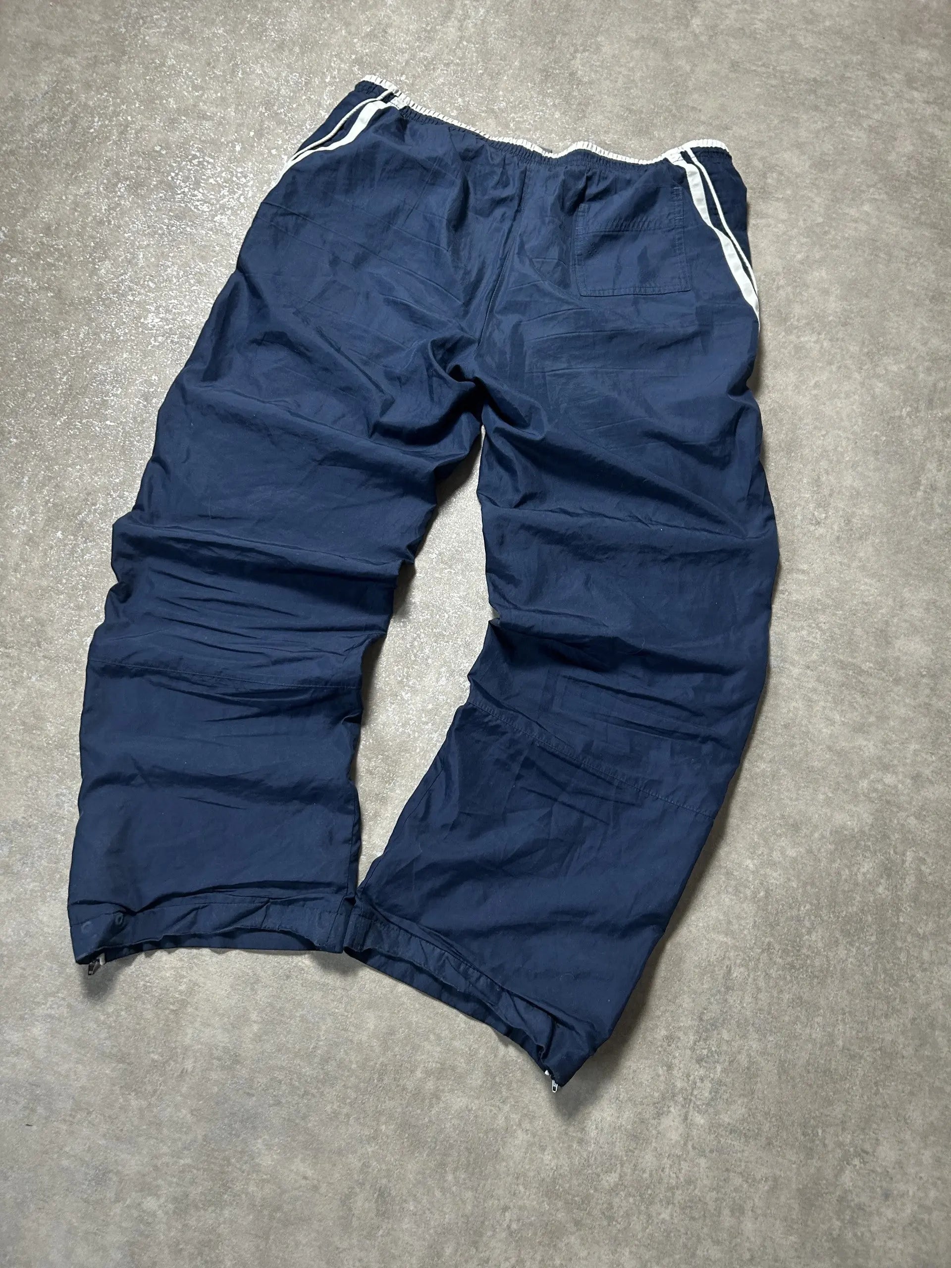 Vintage Nike Trackpants Marineblau Weiß Paspel – L – Detailansicht
