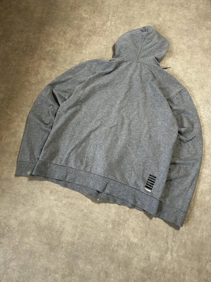Vintage EA7 Emporio Armani Zip Hoodie Grau – Minimales Logo | Größe XL (Passt M–L) – Detailansicht