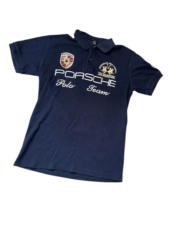 La Martina x Porsche Polo Team Polo Navy Vorderseite Wappen Schriftzug