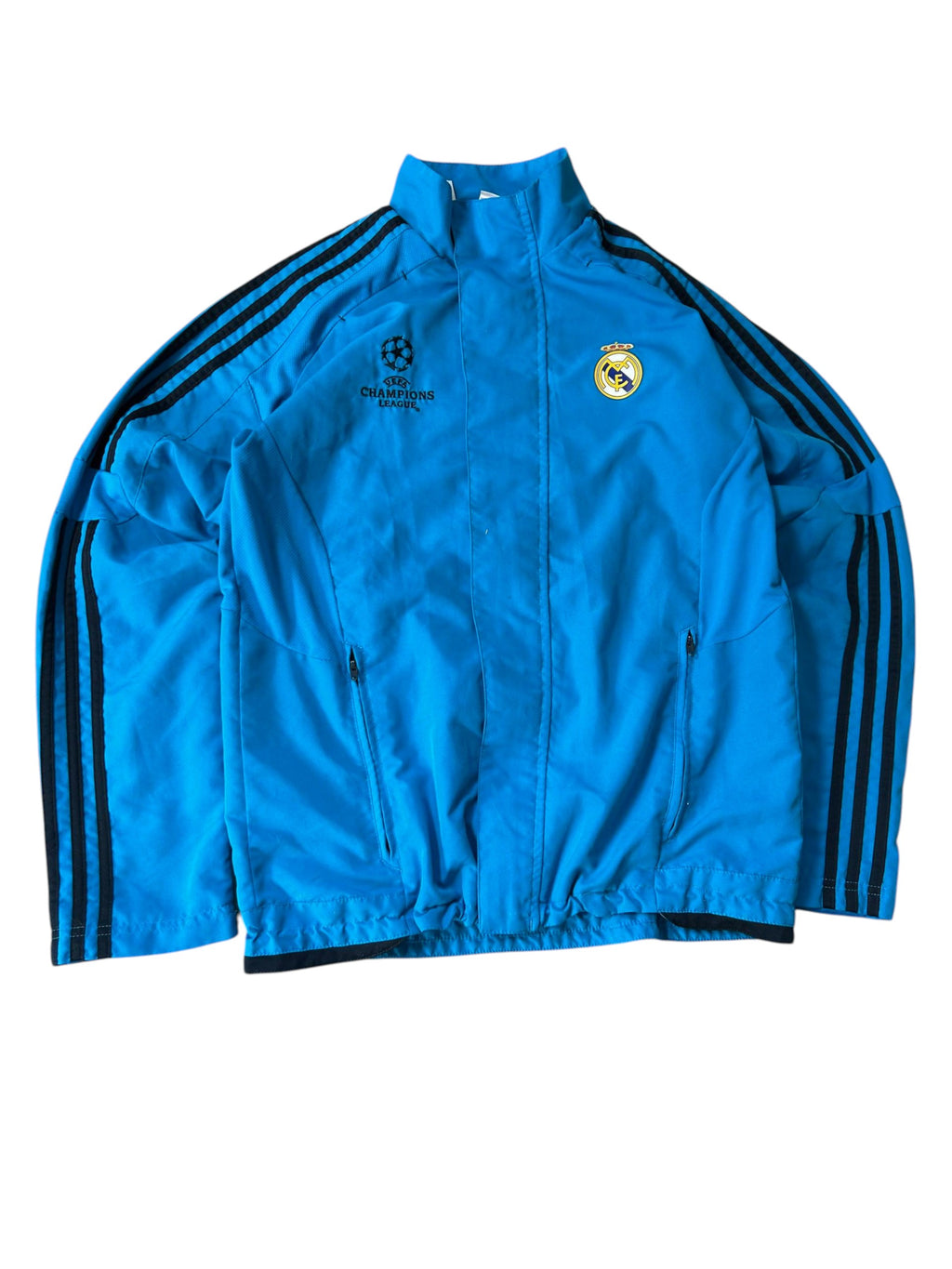 Adidas x Real Madrid Champions League Trainingsjacke Sky-Blue Vorderseite Real-Wappen UCL-Logo 3-Streifen