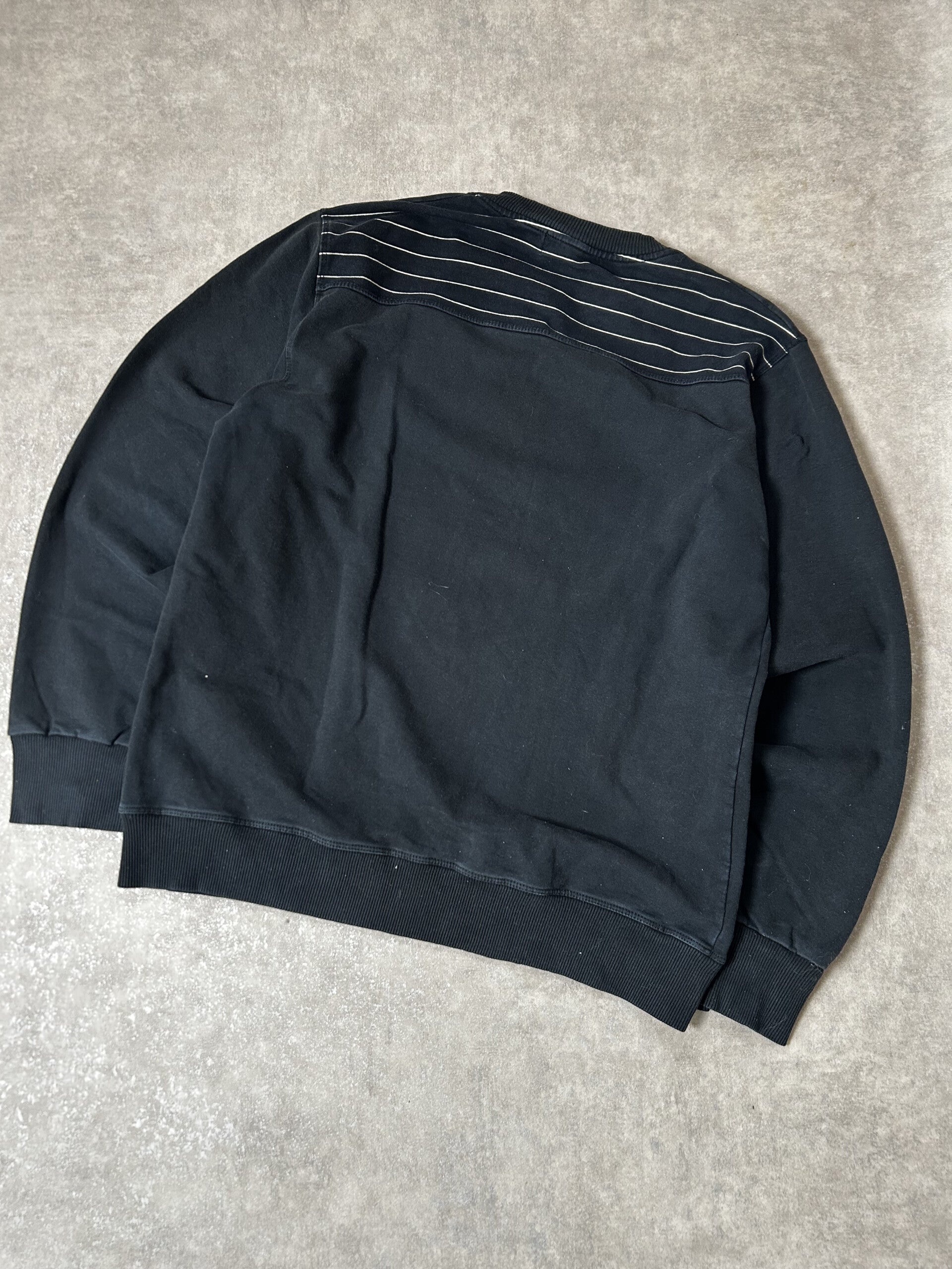 Vintage Armani Jeans Herren Sweatshirt Rundhals AJ Dreieck-Logo Druck Schwarz – Detailansicht