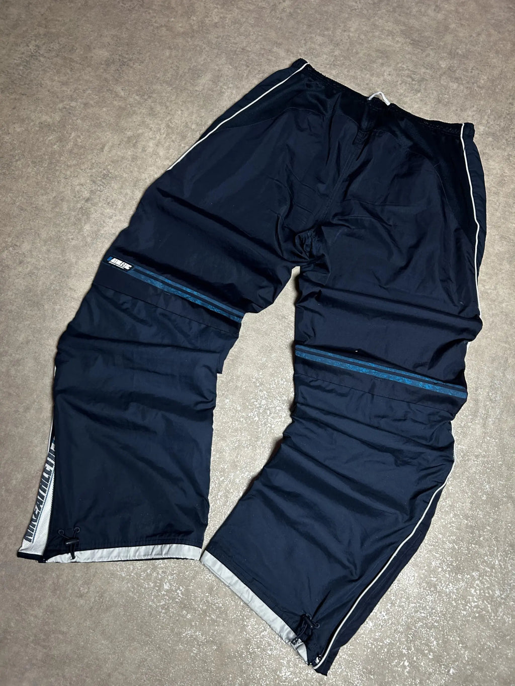 Vintage Nike Athletische Trainingshose Marineblau – Weißes Paspelierungs- & Beindruck | Größe L – Detailansicht
