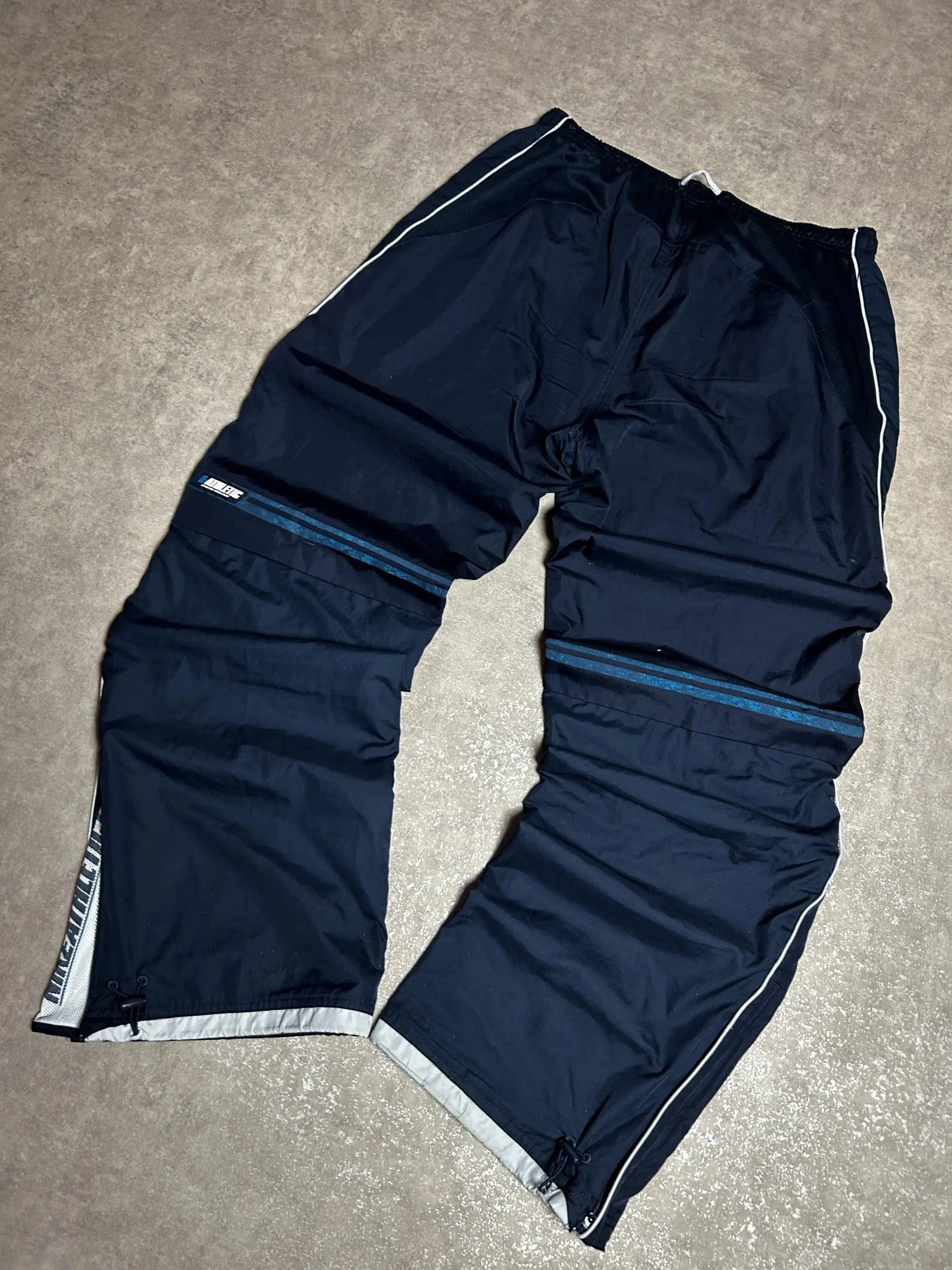 Vintage Nike Athletische Trainingshose Marineblau – Weißes Paspelierungs- & Beindruck | Größe L – Detailansicht
