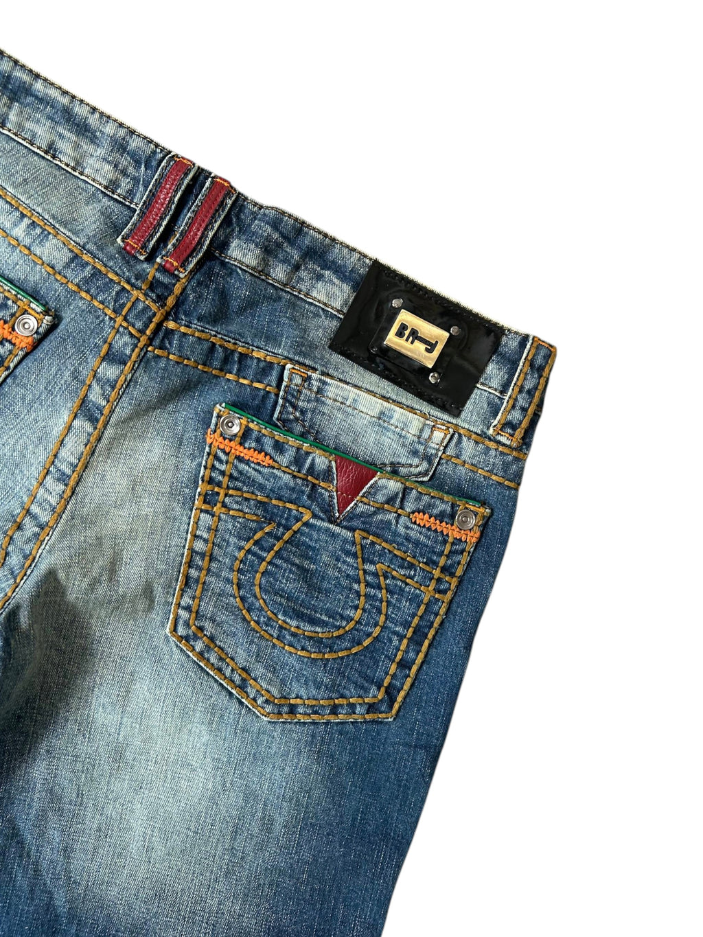True Religion Bright T Jeans Detail Horseshoe-Stickerei rotes Leder-Dreieck schwarzes BR-Metall-Label