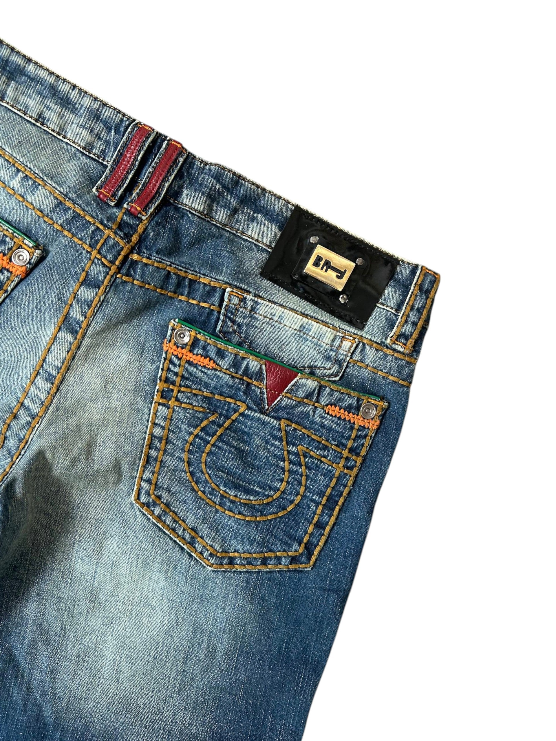 True Religion Bright T Jeans Detail Horseshoe-Stickerei rotes Leder-Dreieck schwarzes BR-Metall-Label