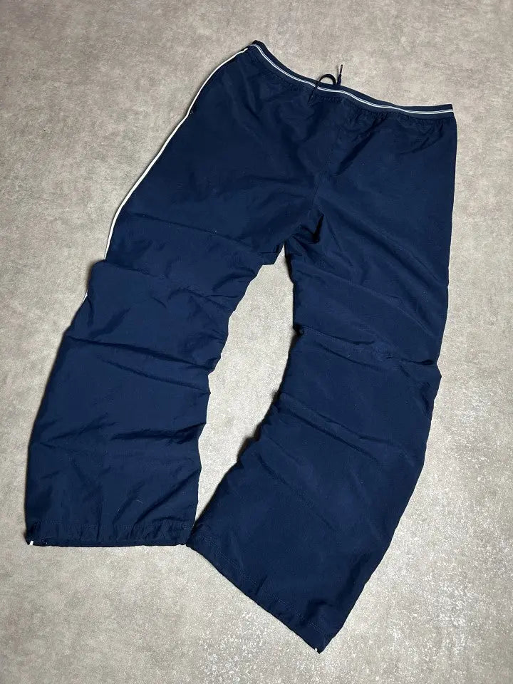 Vintage Nike Trainingshose Marineblau – Weißes Paspelierungsdetail | Größe L – Detailansicht