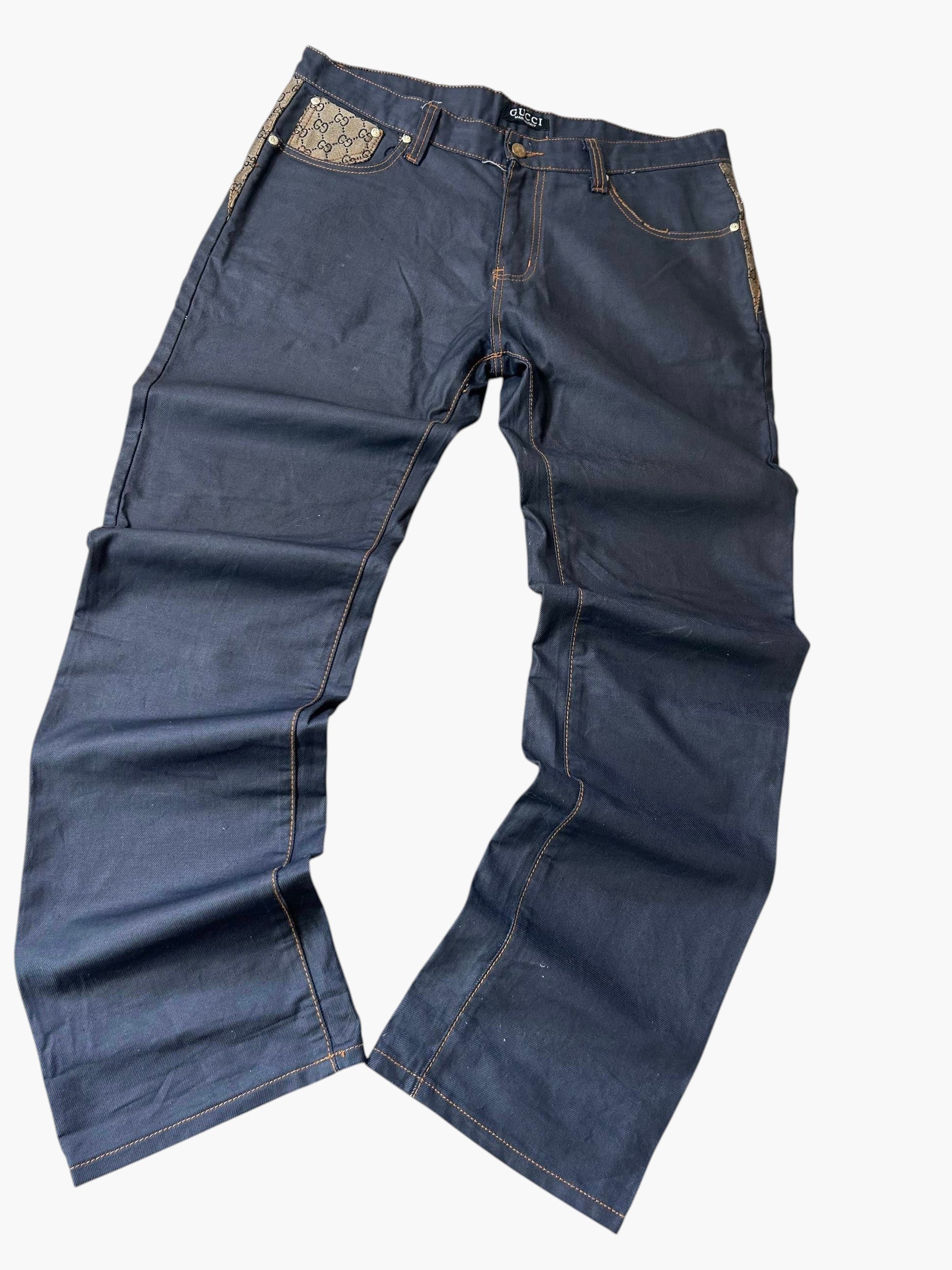 Gucci Arkansas Straight Fit Jeans Dark Navy Vorderseite Waxed-Optik goldene Kontrastnähte GG-Monogramm Vordertasche