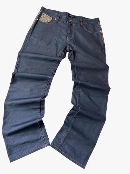 Gucci Arkansas Straight Fit Jeans Dark Navy Vorderseite Waxed-Optik goldene Kontrastnähte GG-Monogramm Vordertasche