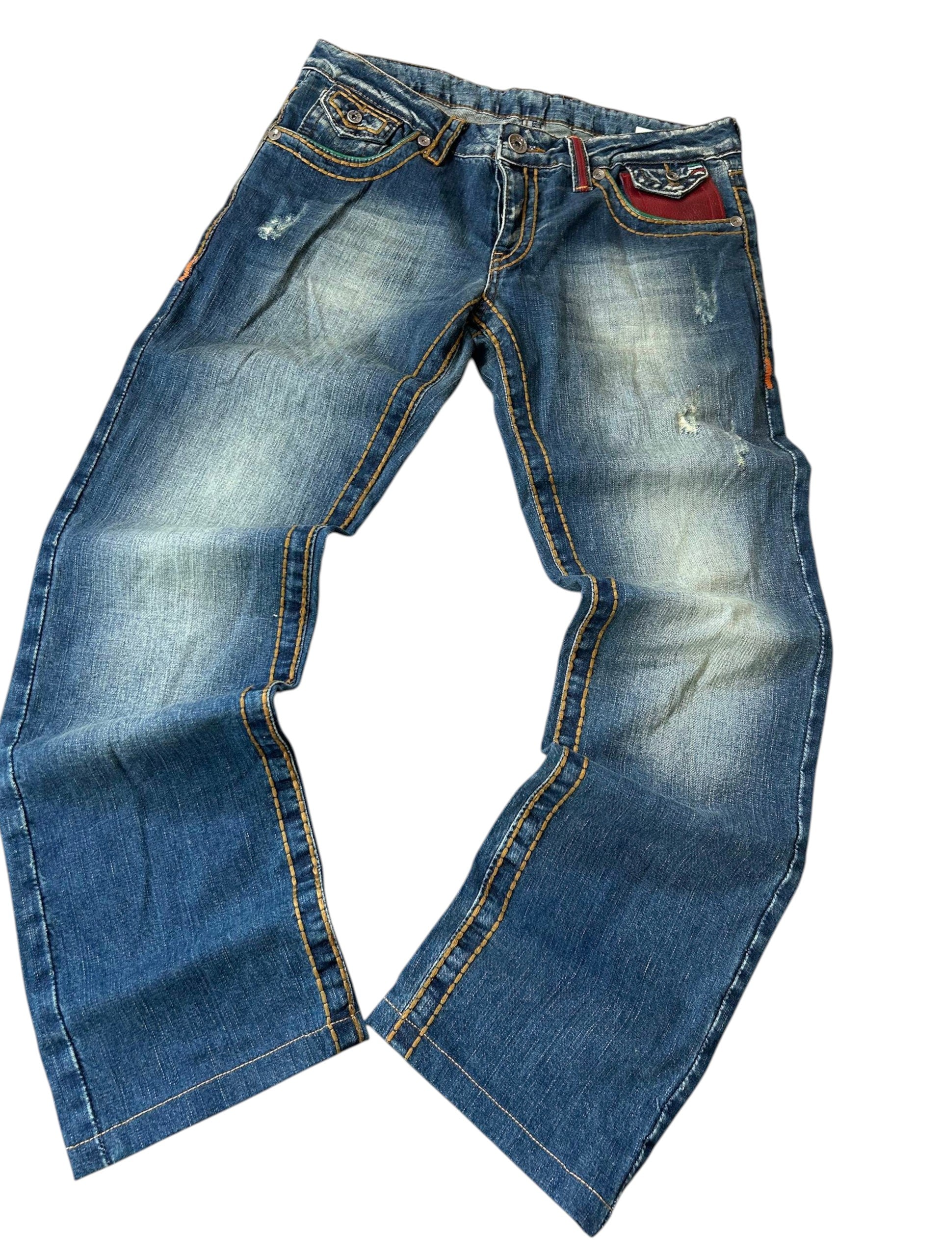 True Religion Bright T Straight Jeans Vorderseite Distressed Waschung goldene Kontrastnähte rotes Leder-Bund-Detail