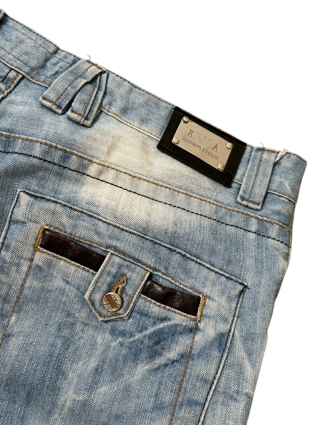 EA7 Emporio Armani Jeans Detail Metall-Plakette Leder-Tasche goldener Knopf