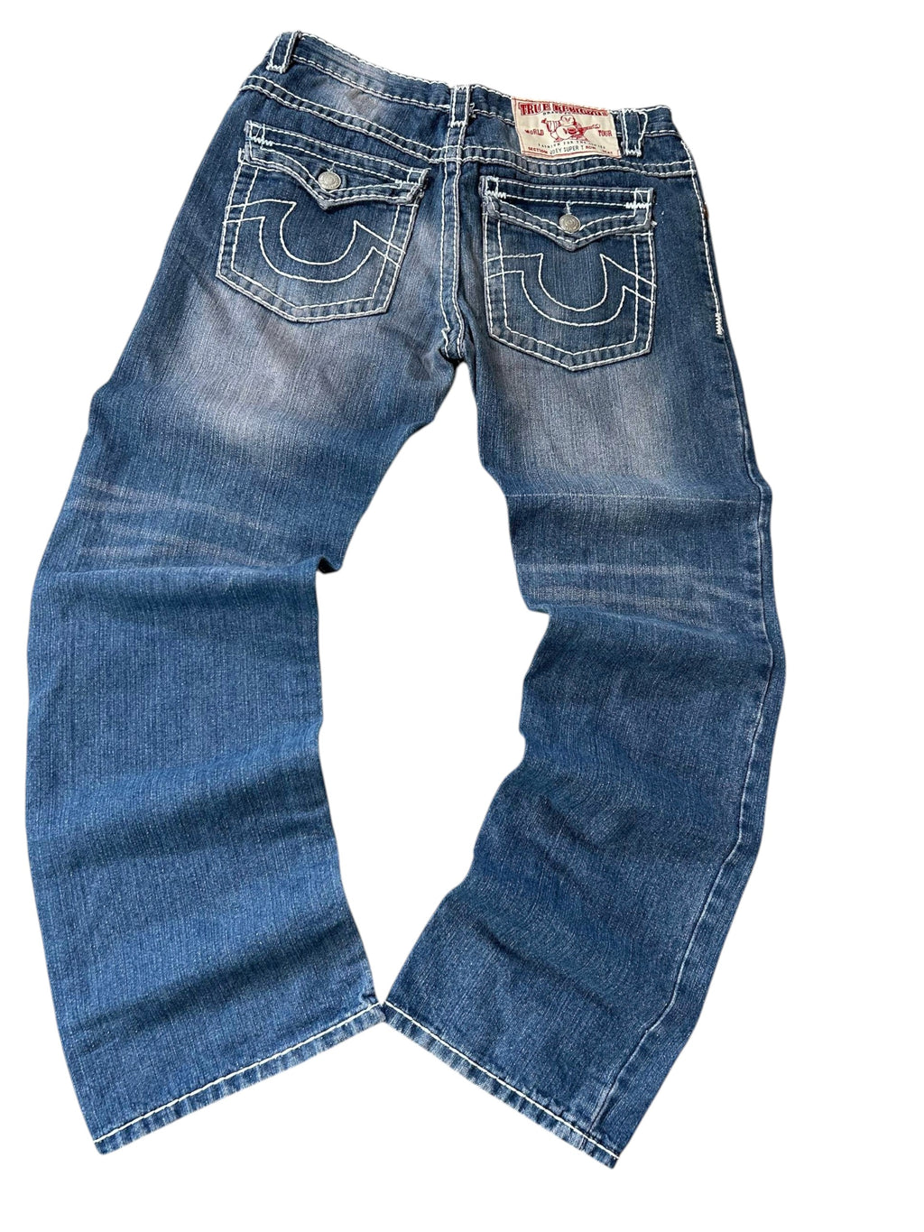 True Religion Straight Fit Jeans Medium Blue Rückseite Horseshoe-Stickerei rosa Waschung World Tour Label
