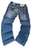 True Religion Straight Fit Jeans Medium Blue Rückseite Horseshoe-Stickerei rosa Waschung World Tour Label