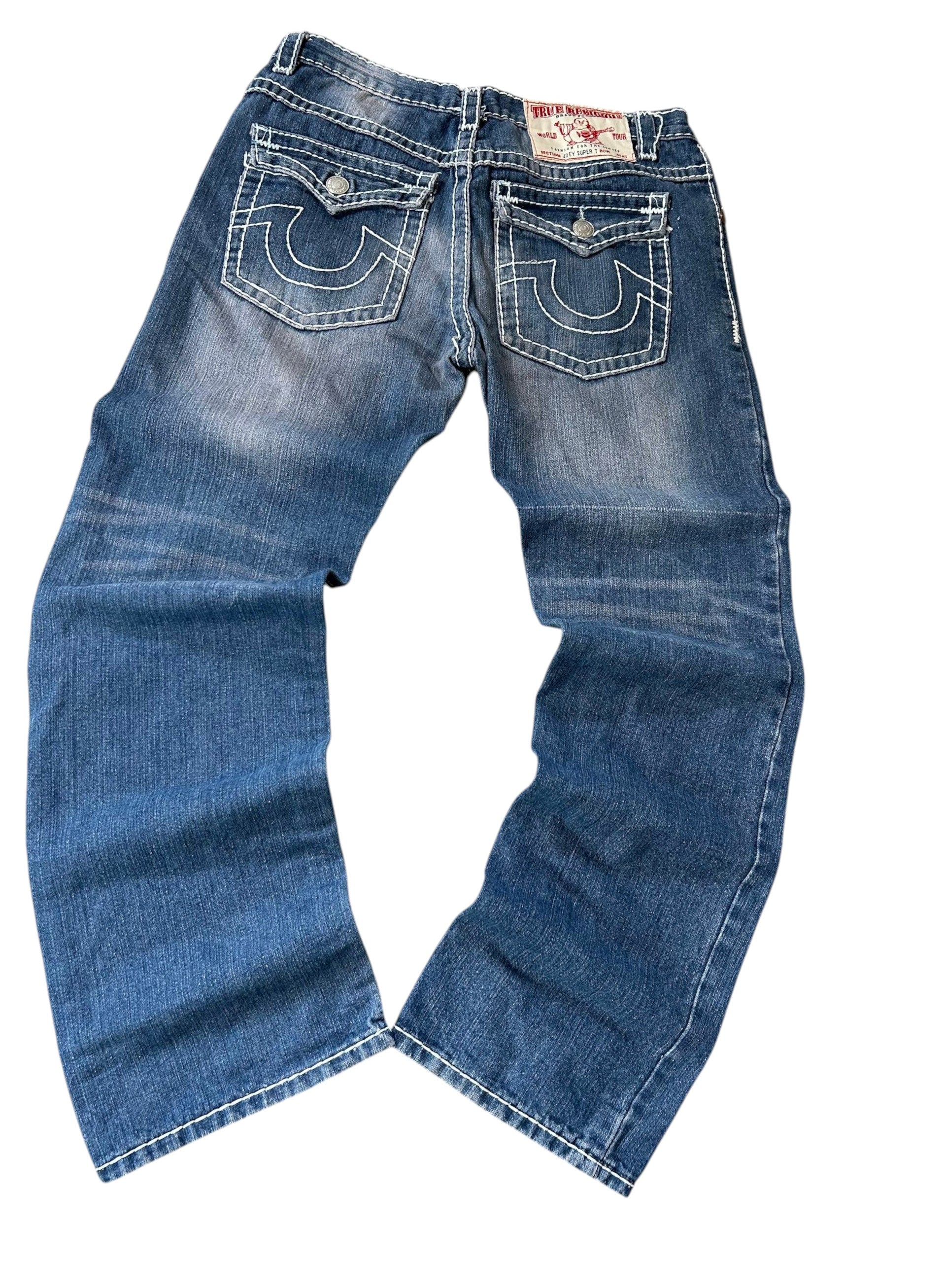 True Religion Straight Fit Jeans Medium Blue Rückseite Horseshoe-Stickerei rosa Waschung World Tour Label