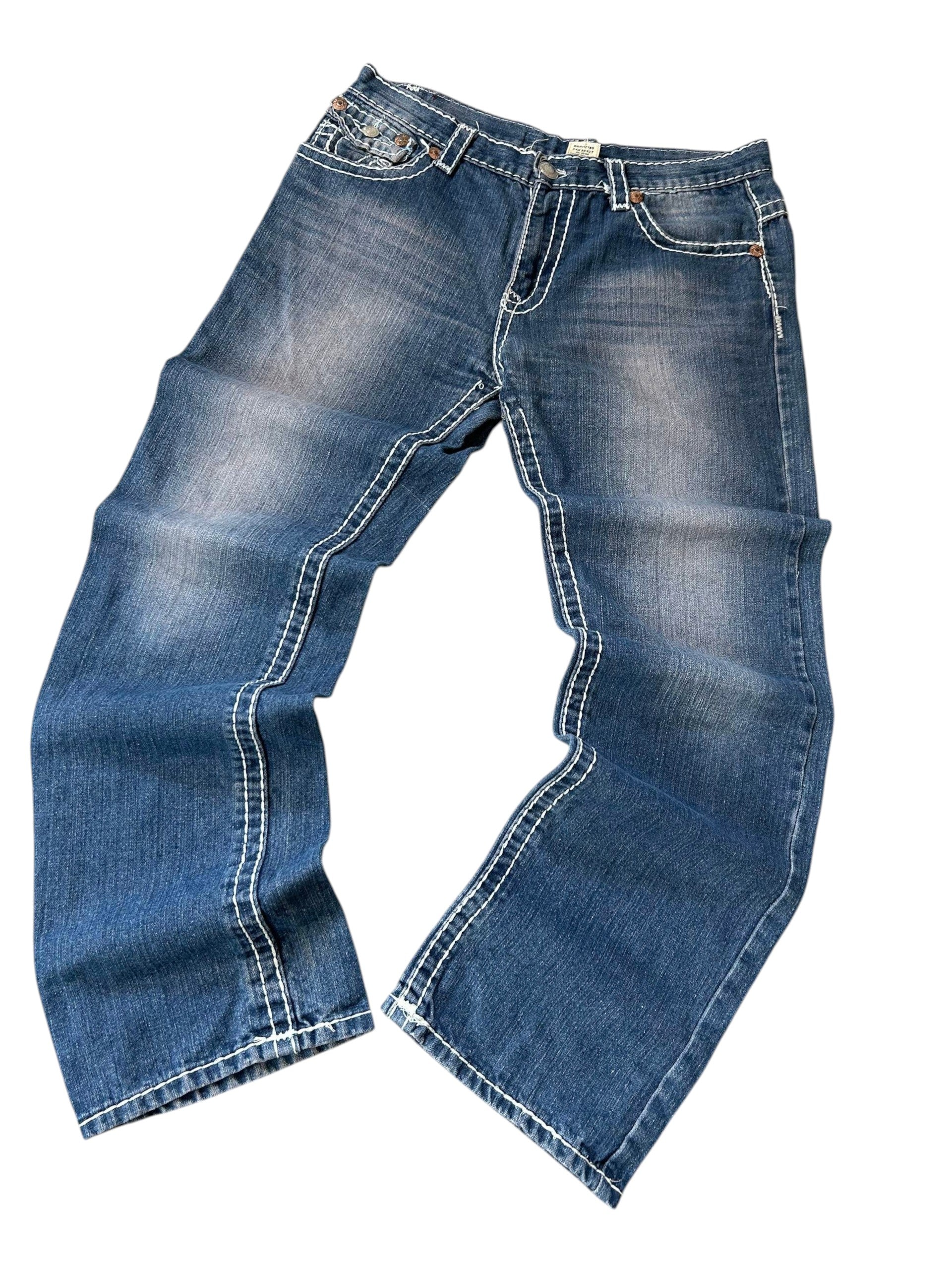 True Religion Straight Fit Jeans Medium Blue Vorderseite rosa Waschung weiße Kontrastnähte