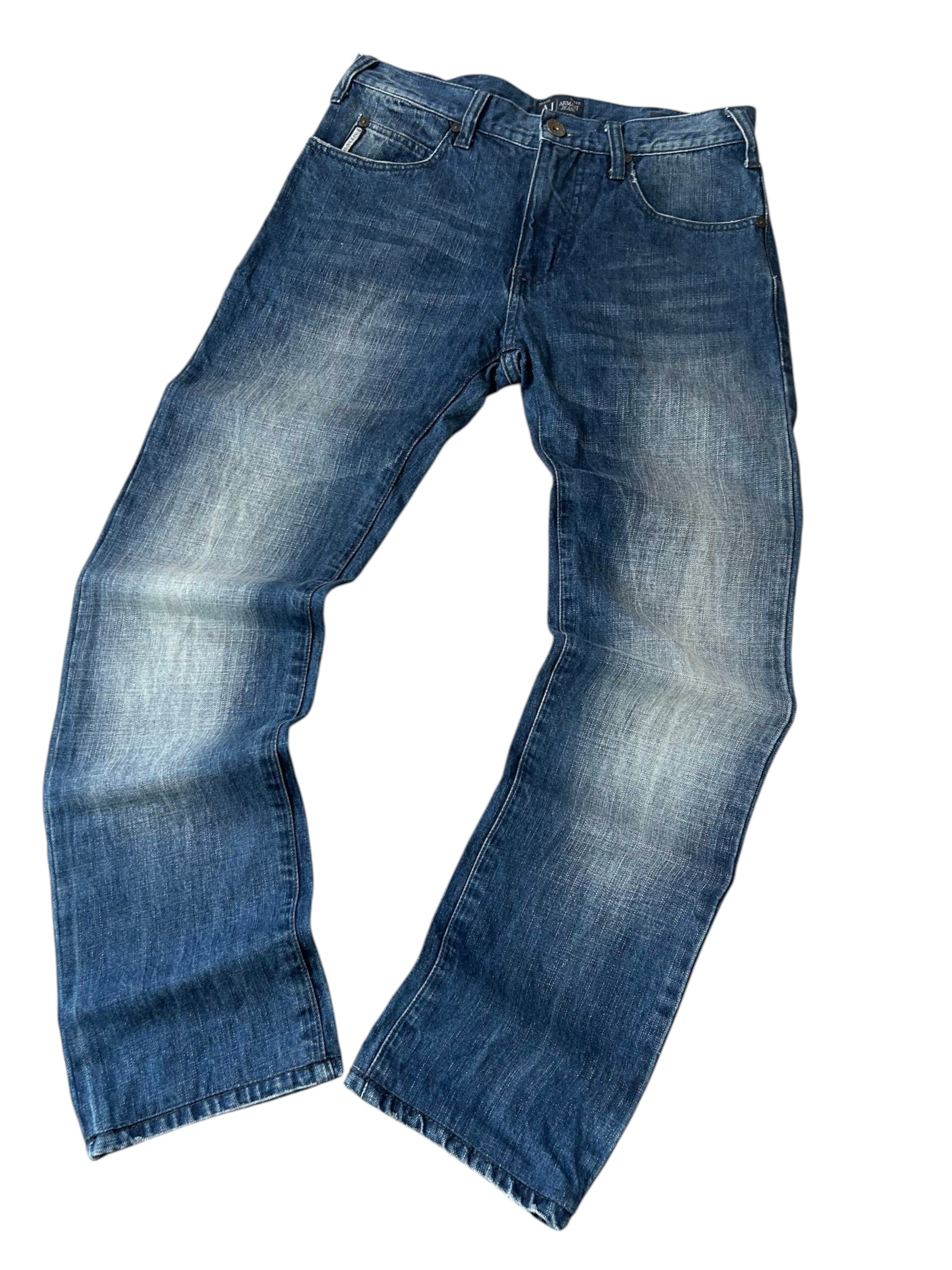 Armani Jeans J45 Regular Straight Fit Vorderseite Medium Blue Waschung weiße Kontrastnähte
