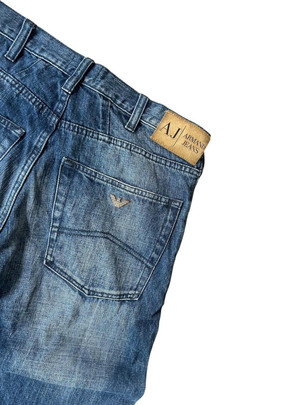 Armani Jeans J45 Detail beiges Leder-Patch AJ Armani Jeans Schriftzug silberner Adler Hinterhosentasche