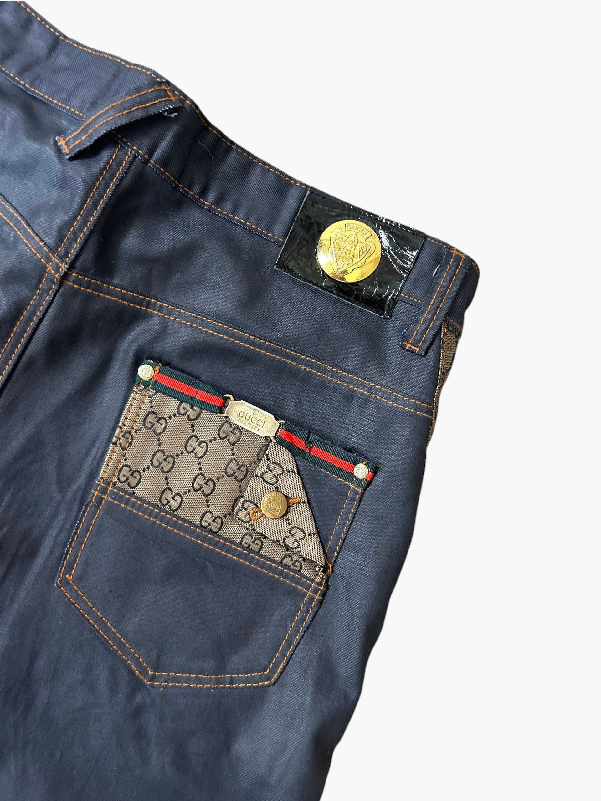 Gucci Arkansas Jeans Detail GG-Monogramm Canvas Tasche Web-Streifen Rot-Grün goldener Gucci-Knopf Lackleder-Patch
