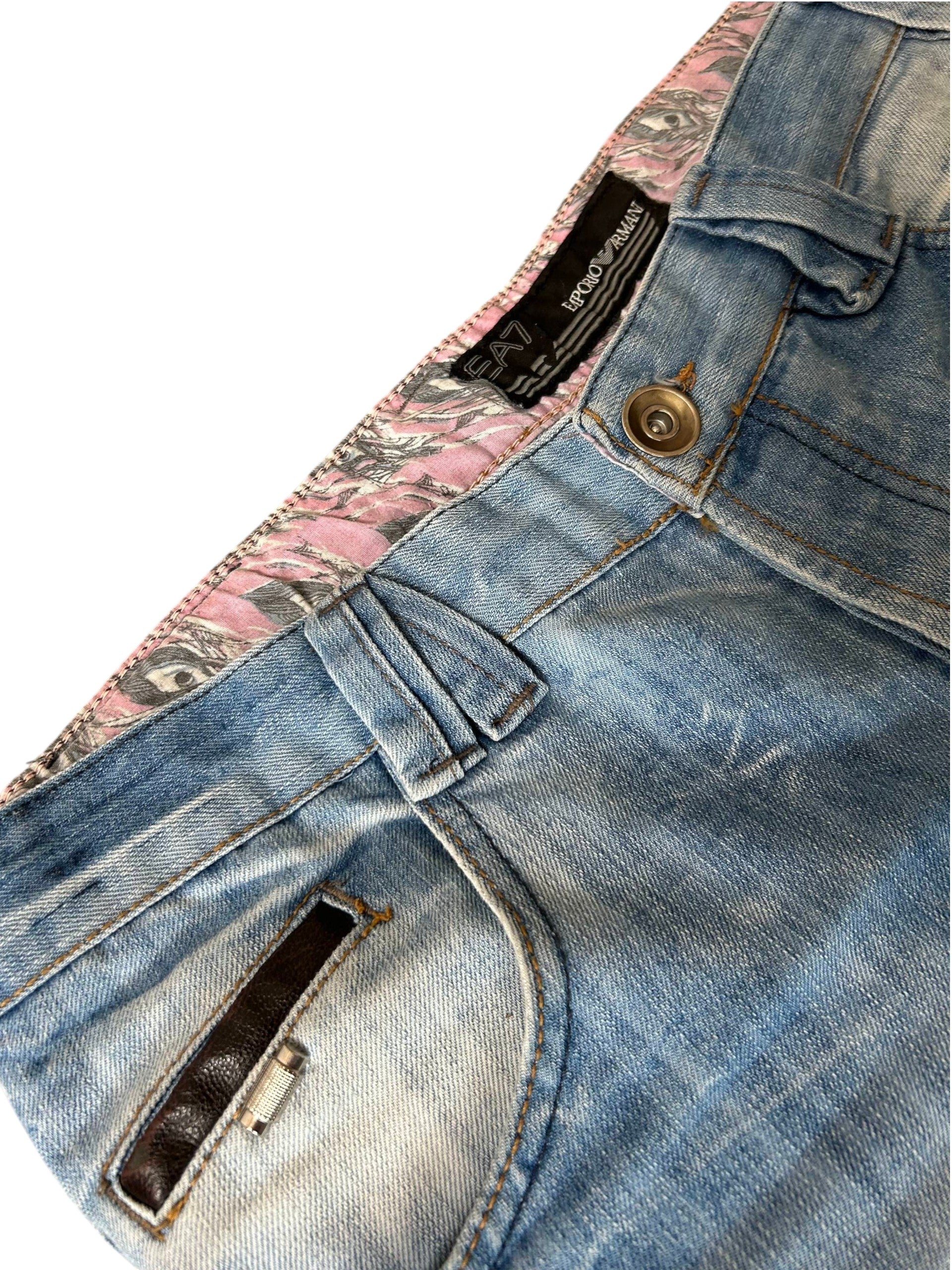 EA7 Emporio Armani Jeans Detail pinkes Paisley-Innenfutter EA7-Label goldener Knopf