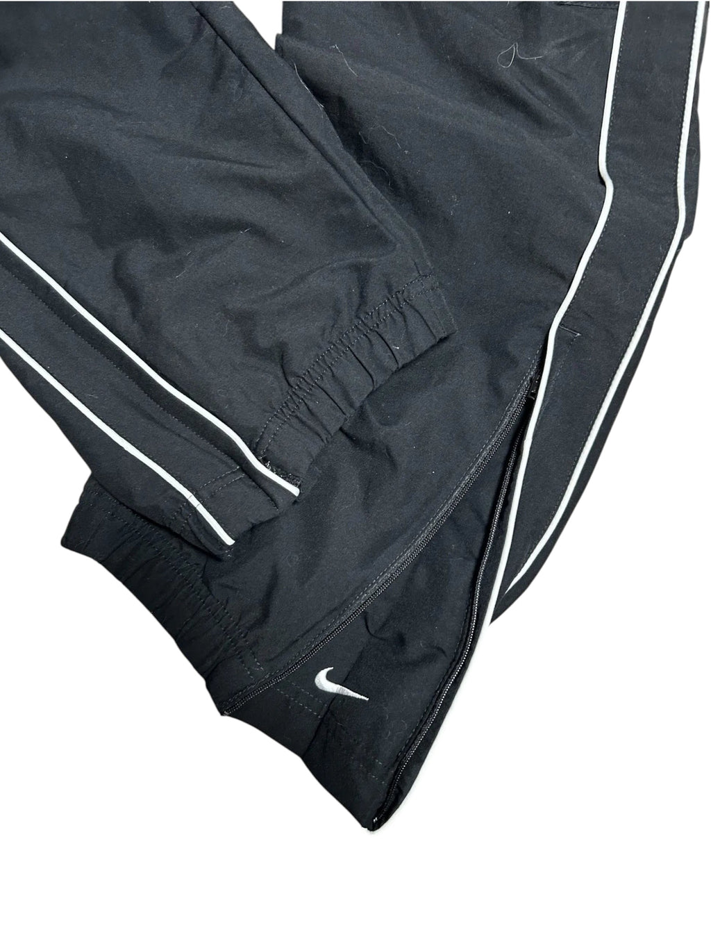 Vintage Nike Trainingshose Schwarz – Weißes Streifendetail | Größe S (Passt M) – Rückansicht