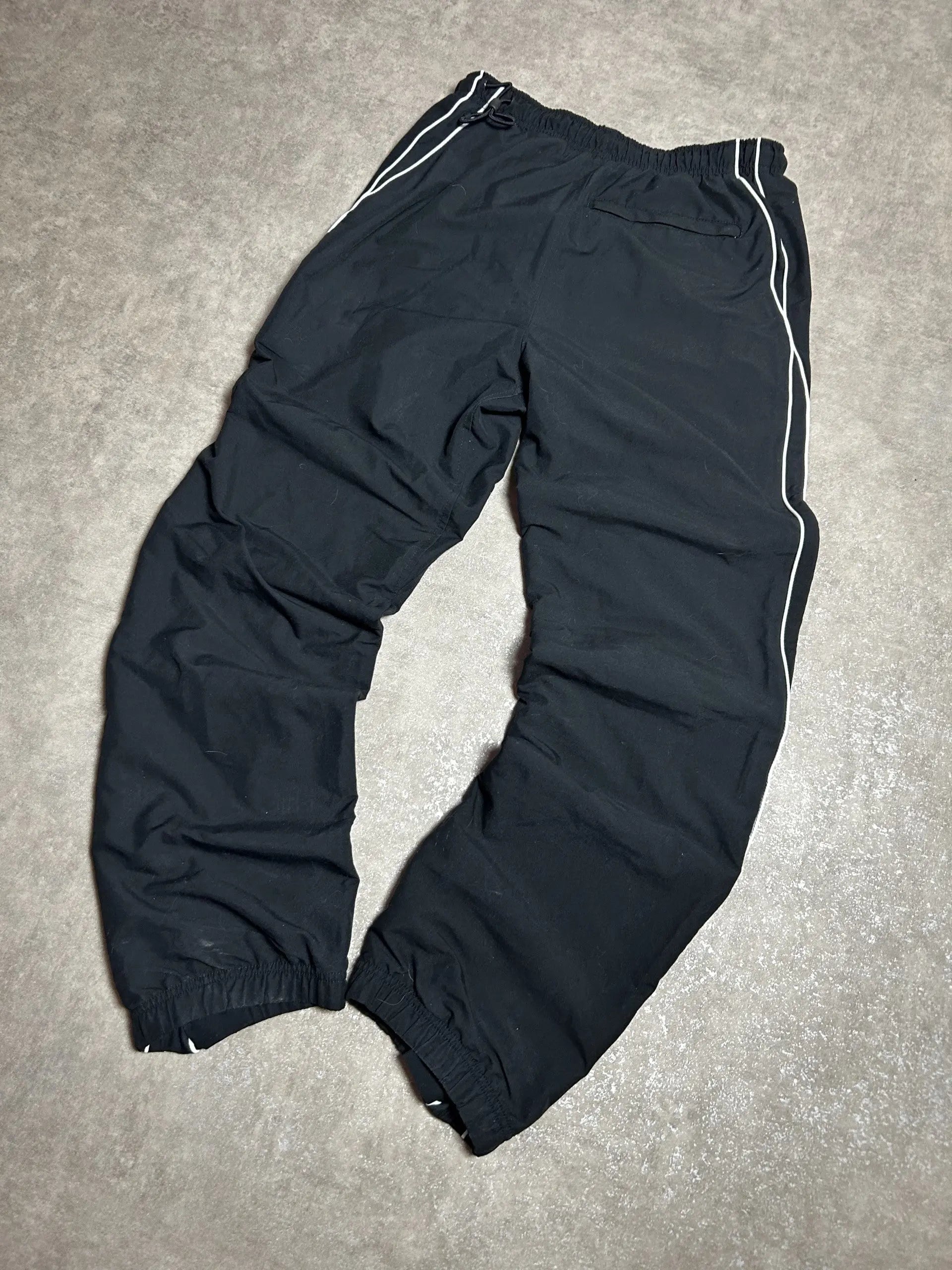 Vintage Nike Trainingshose Schwarz – Weißes Streifendetail | Größe S (Passt M) – Detailansicht
