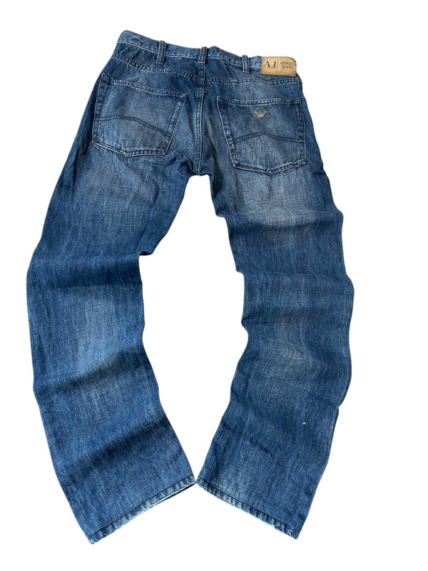 Armani Jeans J45 Regular Straight Fit Rückseite Medium Blue beiges Leder-Patch AJ-Schriftzug silberner Adler