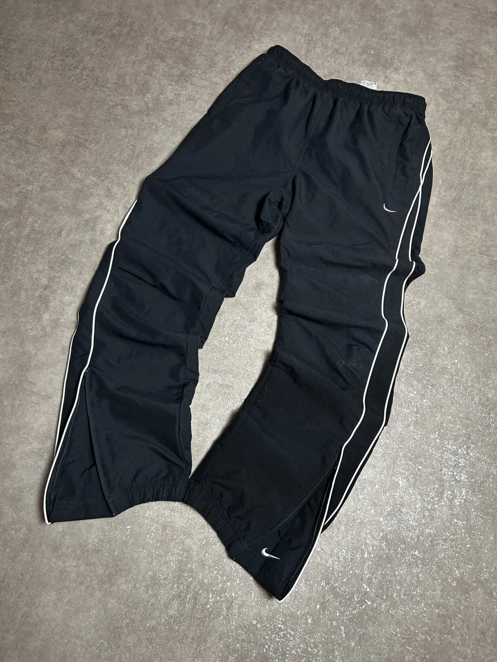 Vintage Nike Trainingshose Schwarz – Weißes Streifendetail | Größe S (Passt M)