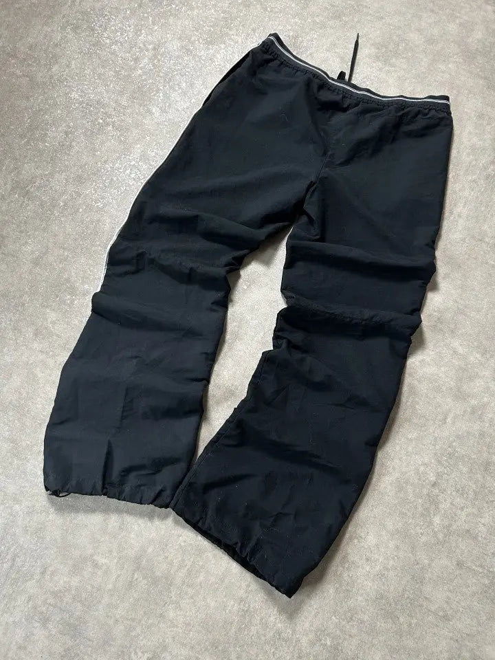 Vintage Nike Trackpants Schwarz Weiß Paspel Leicht Ausgestellt – M – Detailansicht