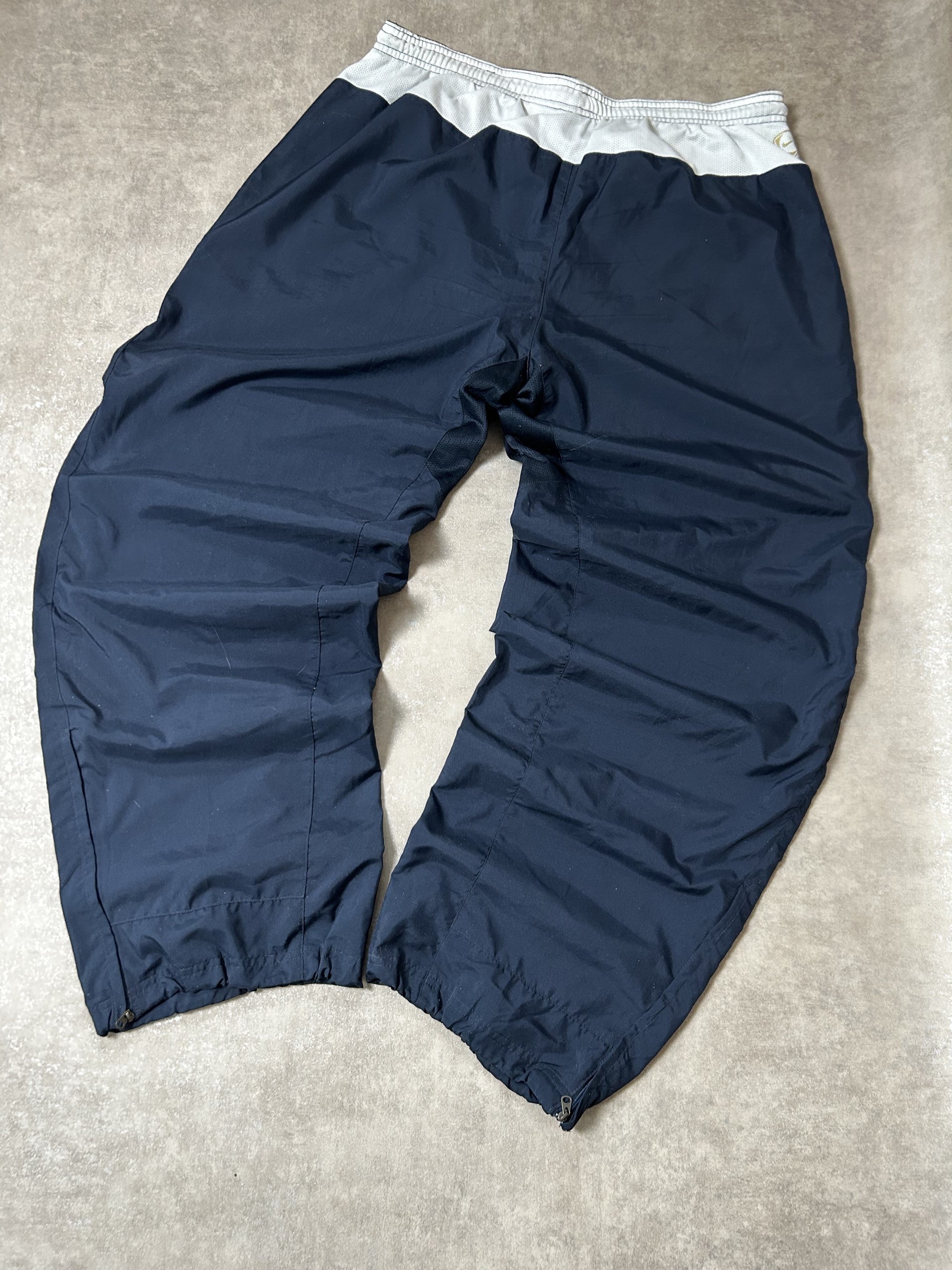 Vintage Nike x Inter Milan Herren Trainingshose Fußball-Erbe Marineblau Gold – Detailansicht