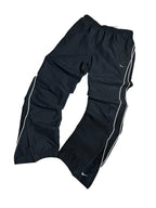 Vintage Nike Trainingshose Schwarz – Weißes Streifendetail | Größe S (Passt M)
