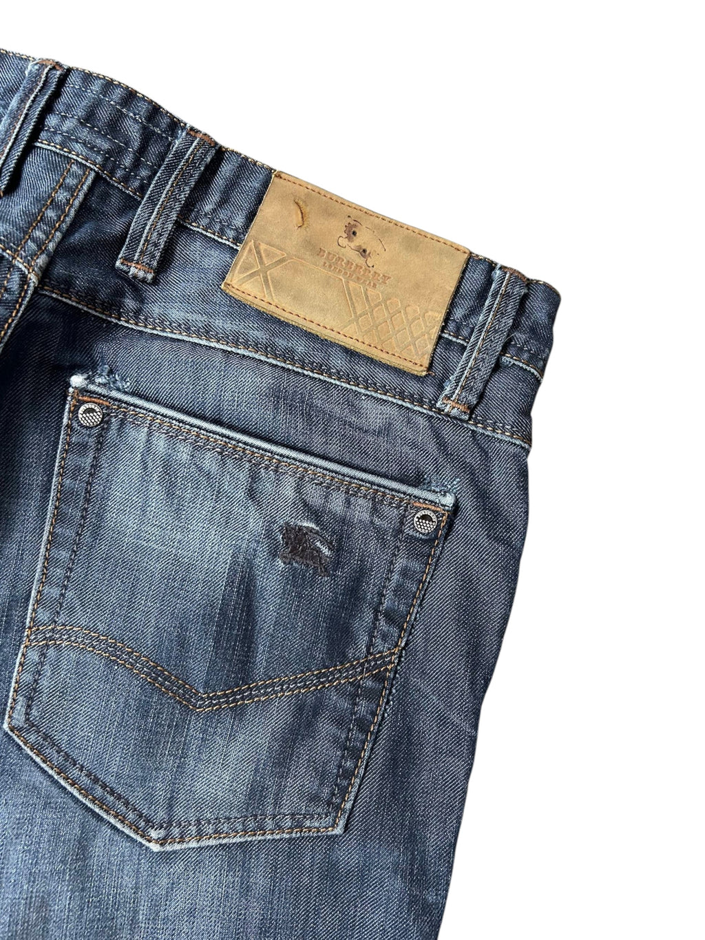 Burberry London Jeans Detail Leder-Patch geprägtes Ritter-Logo Rauten-Muster