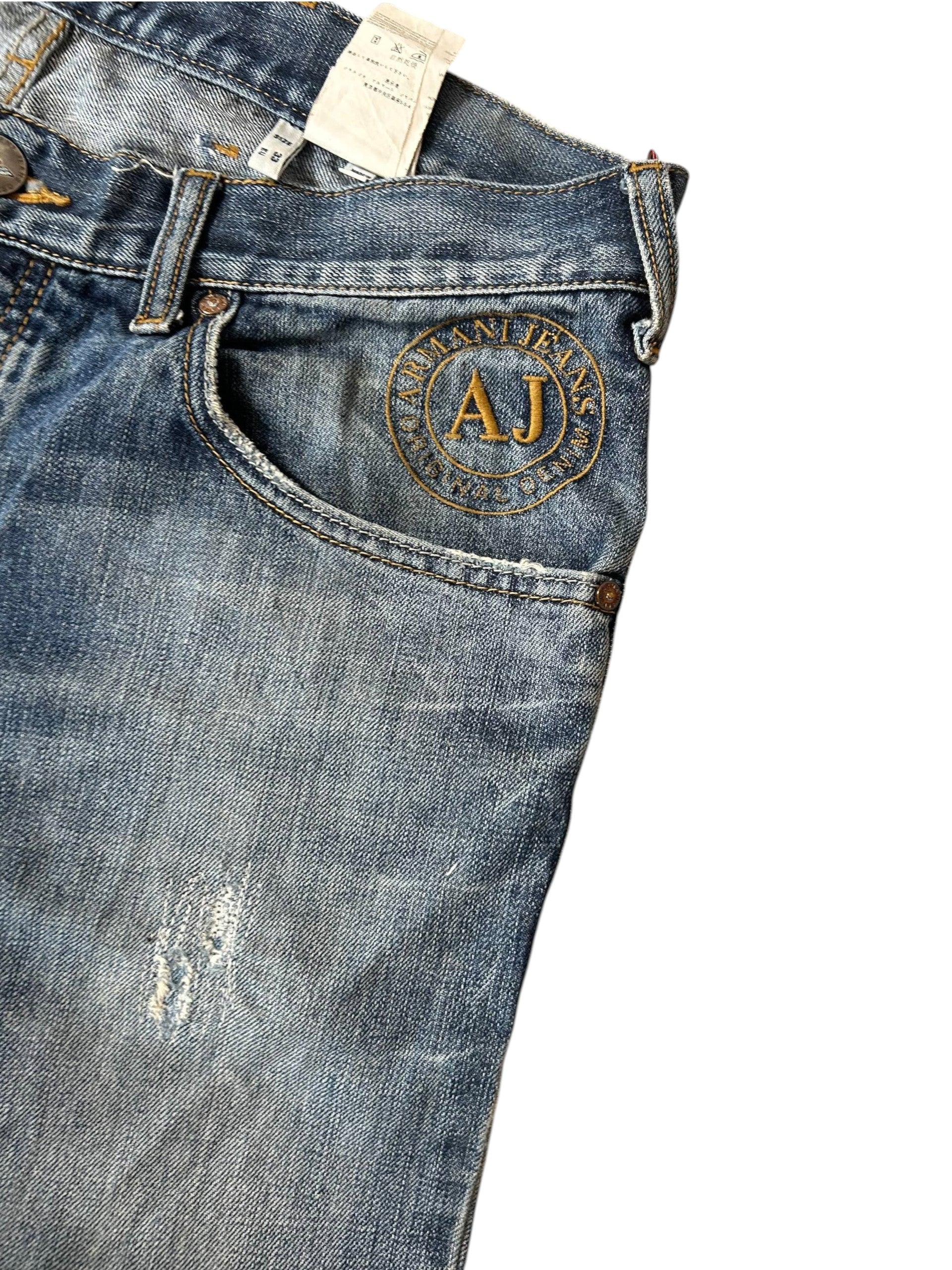 Armani Jeans Detail goldenes AJ Kreis-Logo Stickerei Vordertasche Distressed Denim